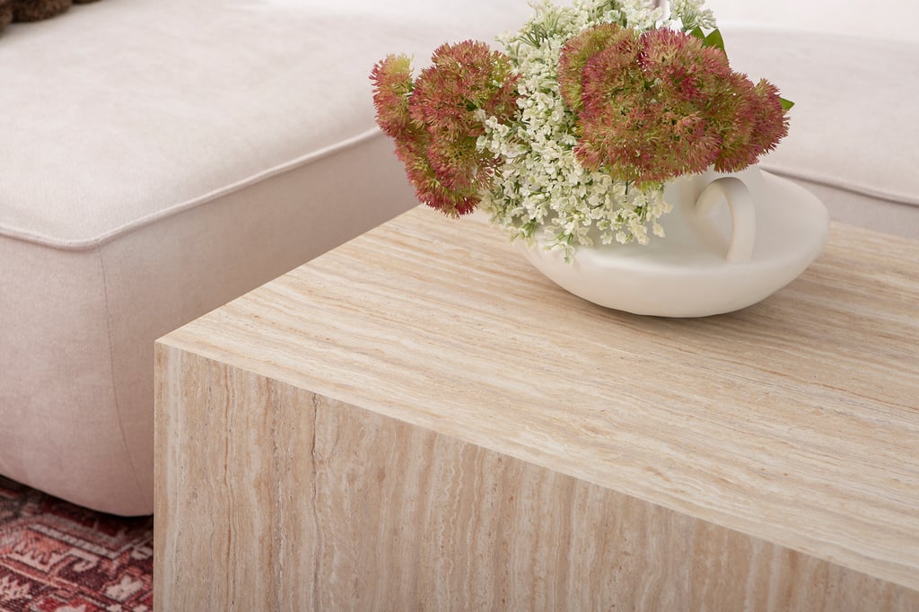 Reef sohvapöytä 80x60 beige: Tyylikäs beige travertinosohvapöytä, joka tuo modernia ilmettä olohuoneeseen. Erinomainen säilytysratkaisu, täydellinen yhdistelmä käytännöllisyyttä ja estetiikkaa.