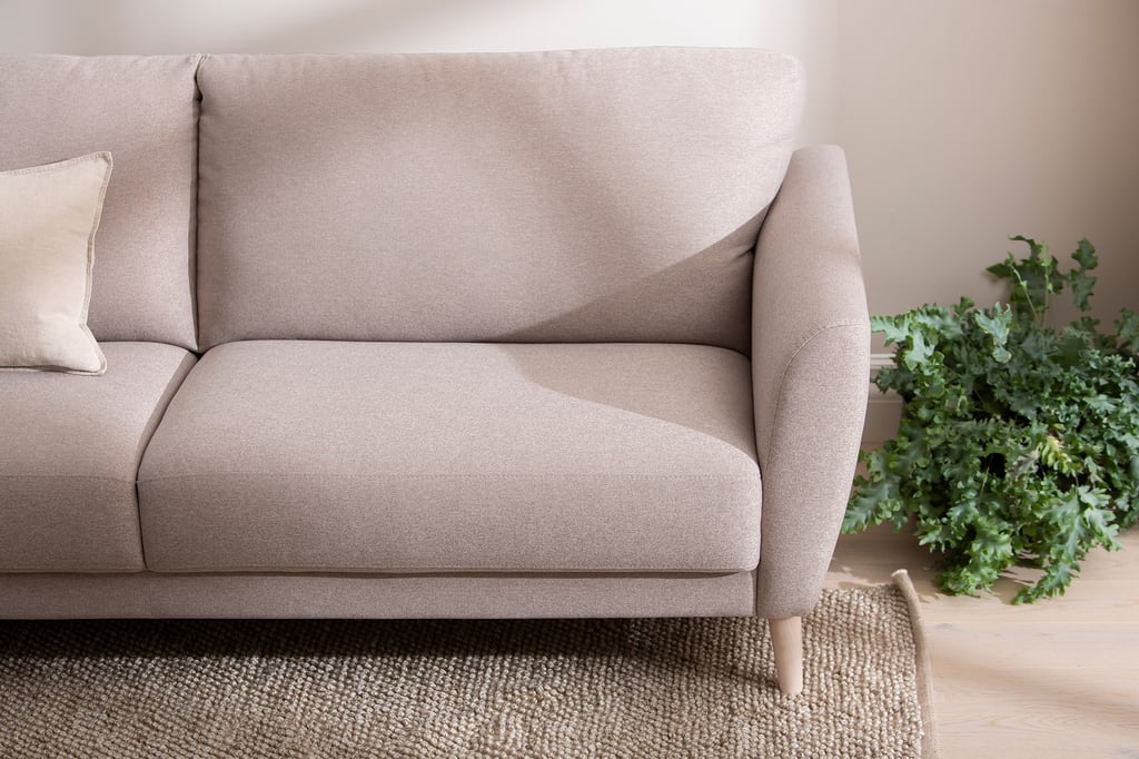Klassikko 3-ist. sohva jumbo (213cm): Tyylikäs 3-istuttava muokattava sohva, beige väri. Sopii olohuoneeseen moderniin sisustukseen, tarjoaa mukavuutta ja käytännöllisyyttä.