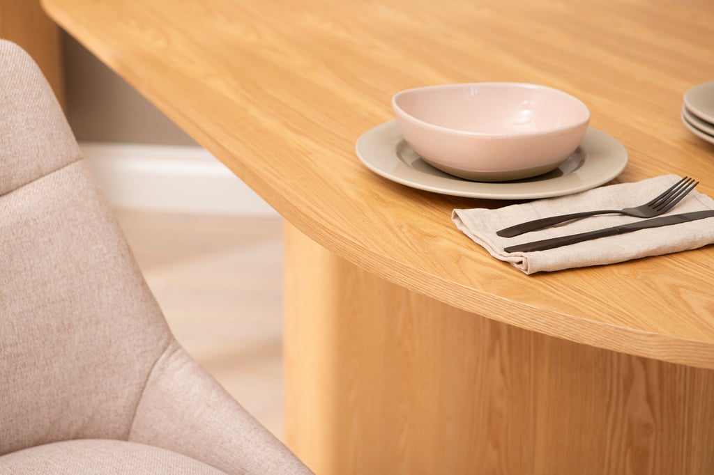 Rotondo ruokapöytä 200x110 saarni: Tyylikäs Dynamic ruokapöytä kuudelle, moderni muotoilu, kestävä materiaali. Sopii täydellisesti ruokailutilaan tai avokeittiöön.