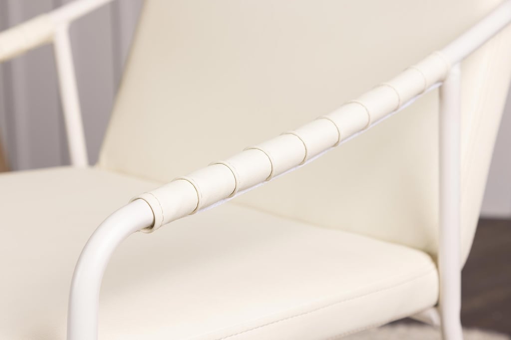 Tvist ruokapöydän tuoli beige: Tyylikkäät Dynamic-verhoillut ruokatuolit, beige, täydellinen valinta moderniin ruokailutilaan. Mukautuva muotoilu ja kestävä puurunko.