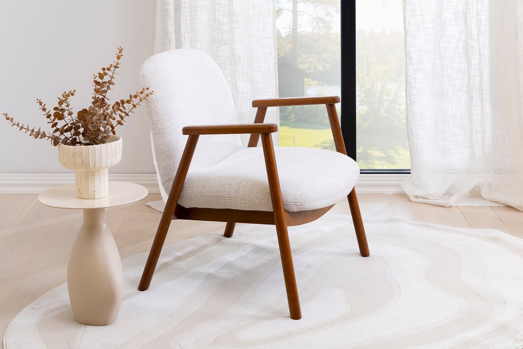 N&L Mille lepotuoli, beige verhoilu, tummanpähkinän värinen runko