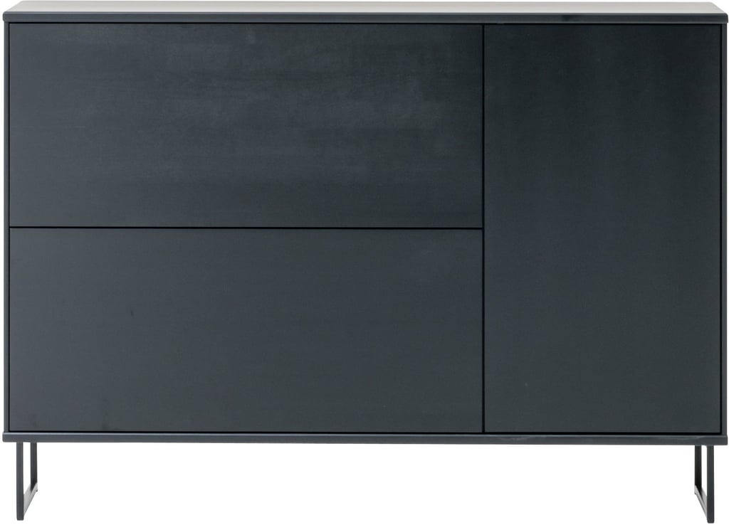 Inari Modern senkki 97x137, musta: Tyylikäs musta senkki, joka yhdistää modernin muotoilun ja käytännöllisen säilytyksen. Sopii täydellisesti makuuhuoneen sisustukseen.