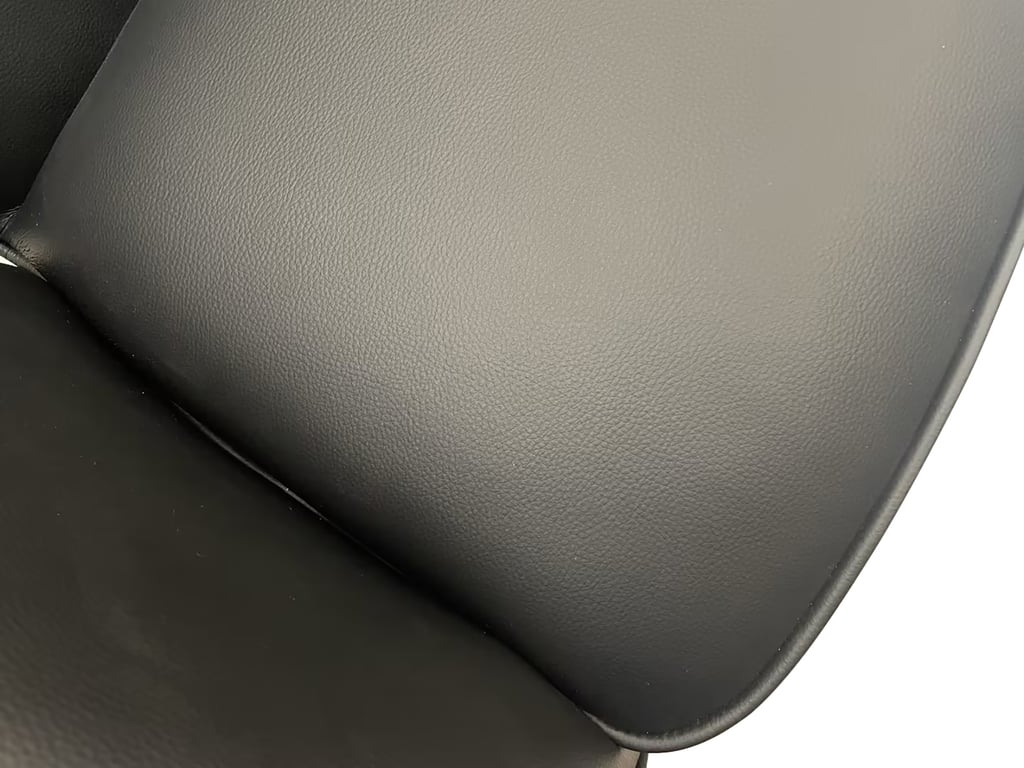 Astrid North Collection ruokapöydän tuoli, musta keinonahka: Tyylikäs metallirunkoinen ruokatuoli, musta bonded-nahka. Sopii täydellisesti moderniin ruokailutilaan tai keittiöön. Kestävä ja mukava istua.