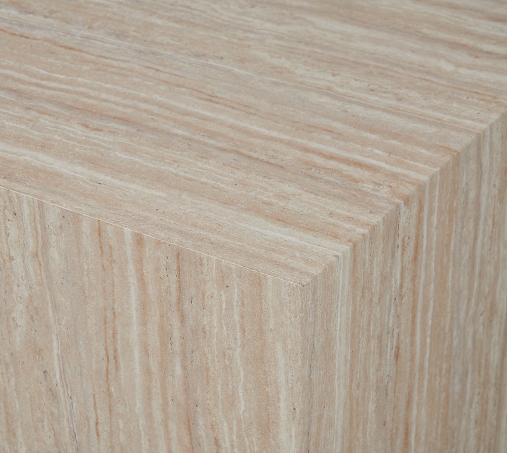 Reef sohvapöytä 80x60 beige: Tyylikäs beige travertiini sohvapöytä, joka yhdistää käytännöllisyyden ja estetiikan. Sopii täydellisesti olohuoneen säilytyskalusteeksi.