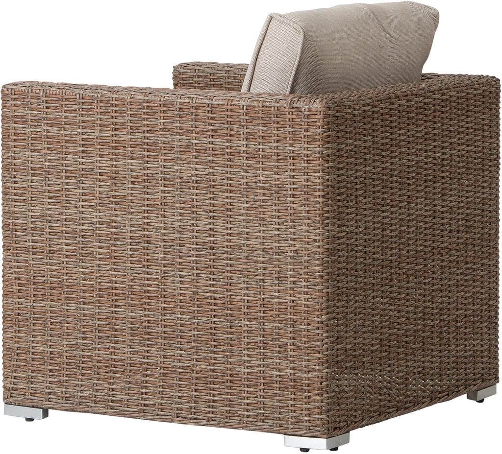 Mode nojatuoli natural runko / beige pehmuste: Tyylikäs polyrottinkinen nojatuoli beige pehmusteilla, täydellinen parvekkeelle tai terassille. Kestävä ja mukava ulkokaluste rentoutumiseen.