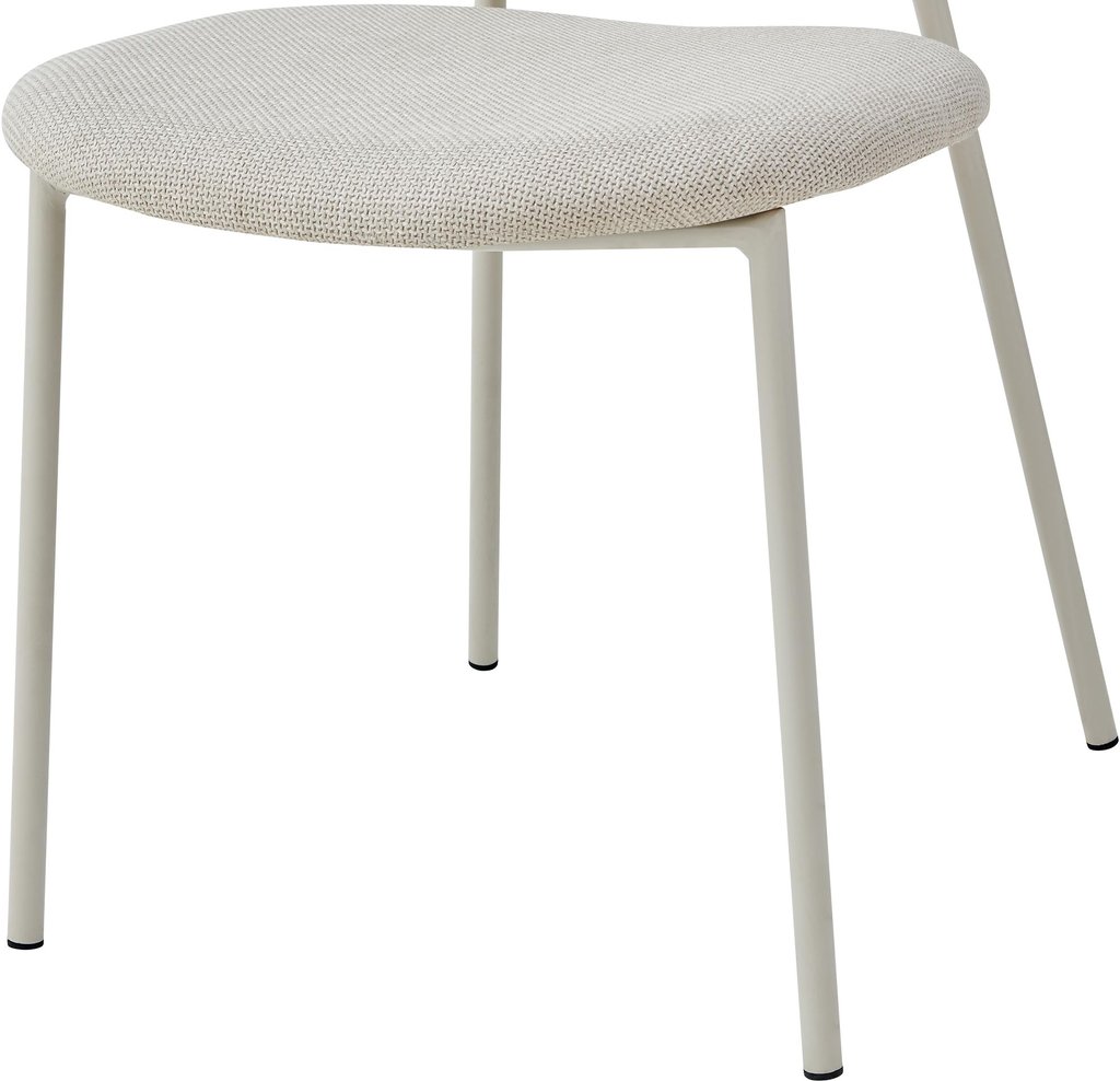 Saga ruokapöydän tuoli beige: Tyylikäs beige ruokatuoli verhoilulla, täydellinen ruokailutilan sisustukseen. Mukava istua, yhdistää käytännöllisyyden ja elegantin muotoilun.