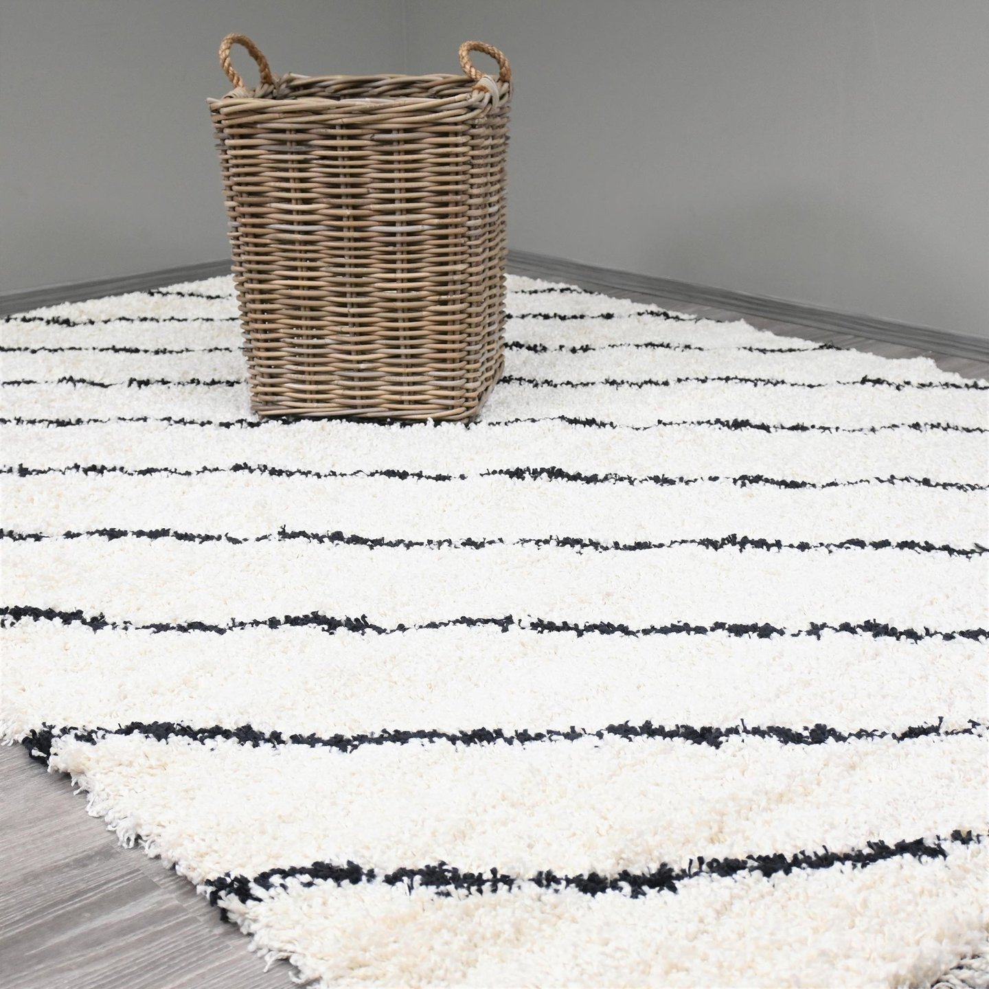 Solina matto 160x235 cm: Tyylikäs Solina-nukkamatto, pehmeä valkoinen sisustuselementti, täydellinen olohuoneeseen tai makuuhuoneeseen. Luo kodikas tunnelma!