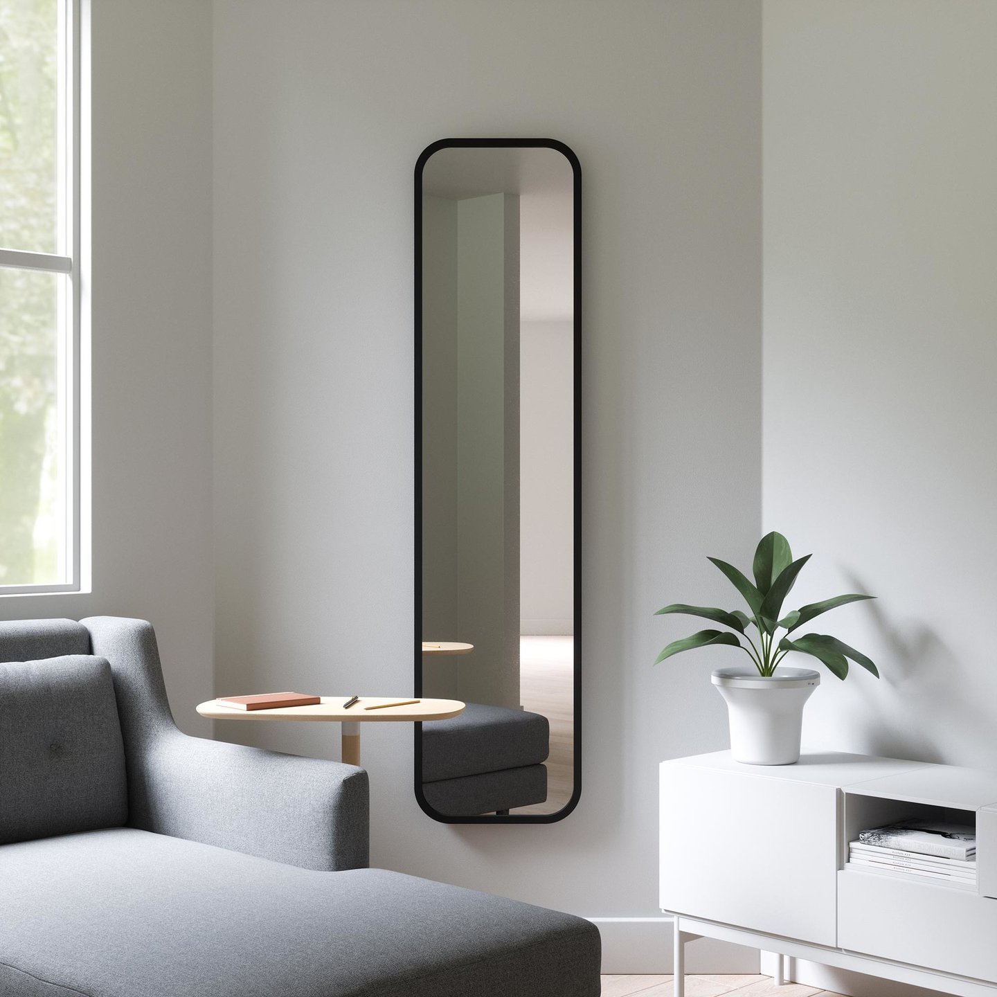 Umbra Hub peili 37x157cm musta: Tyylikäs lattiapeili, joka nojaa kauniisti seinää vasten. Sopii täydellisesti eteiseen tai makuuhuoneeseen sisustuksen viimeistelyyn.