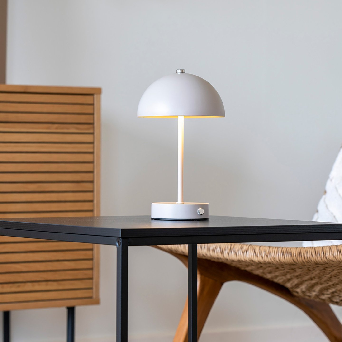 House Nordic Holt LED-pöytävalaisin ladattava, valkoinen/teräs