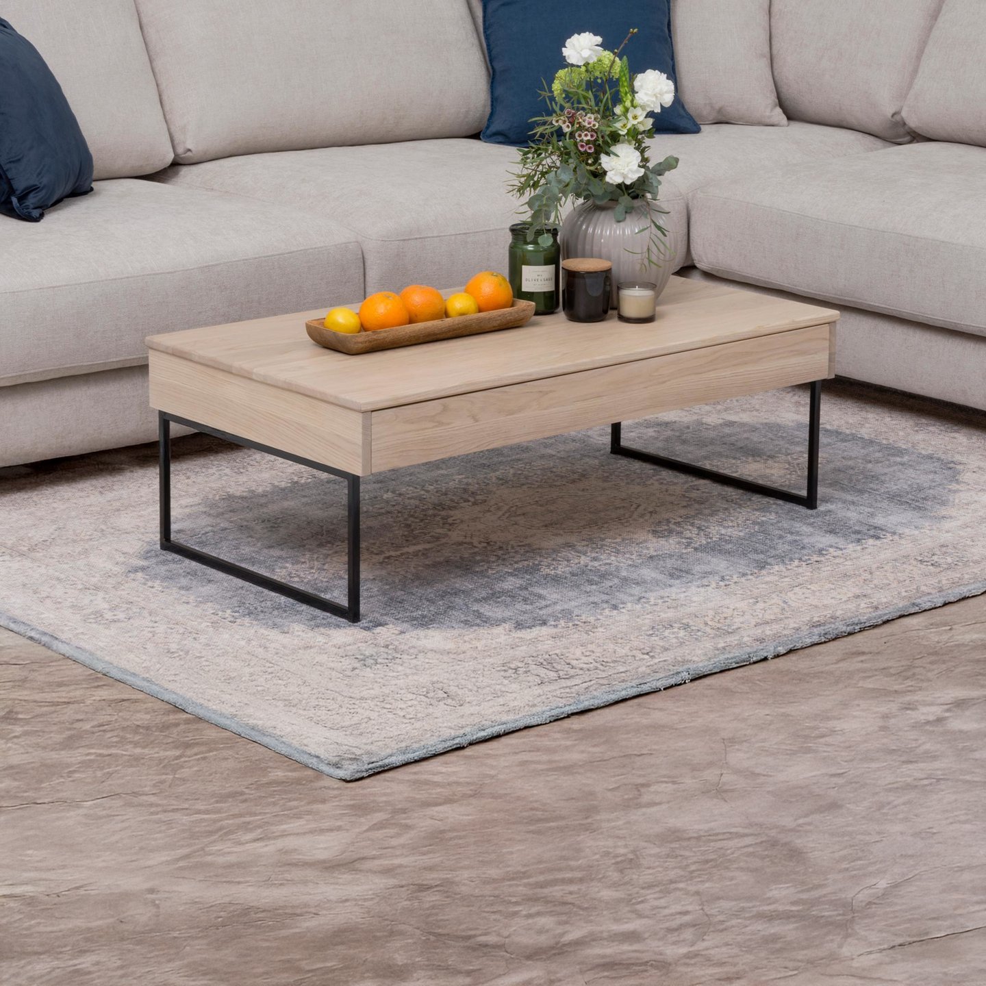 Inari sohvapöytä 110x60, tammi: Tyylikäs Inari-sohvapöytä yhdistää modernin pohjoismaisen muotoilun käytännölliseen säilytykseen. Sopii täydellisesti olohuoneeseen.