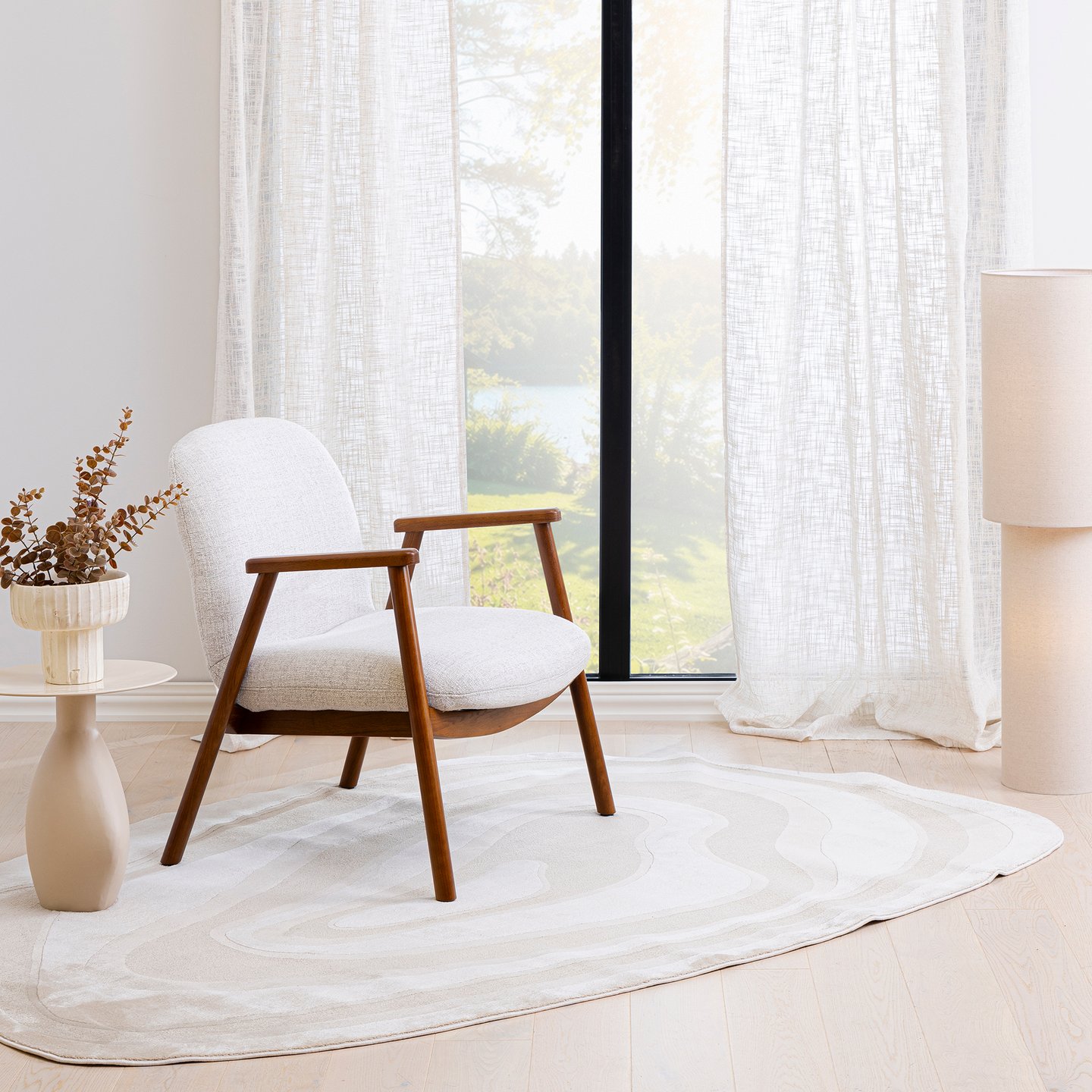 N&L Mille lepotuoli, beige verhoilu, tummanpähkinän värinen runko