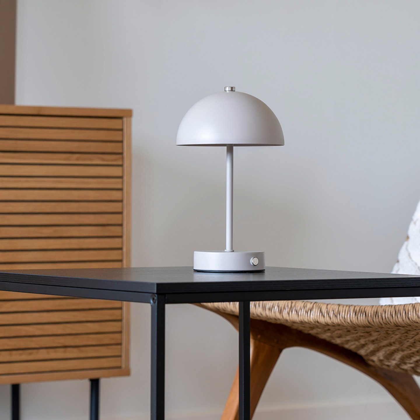 House Nordic Holt LED-pöytävalaisin ladattava, hiekka/teräs