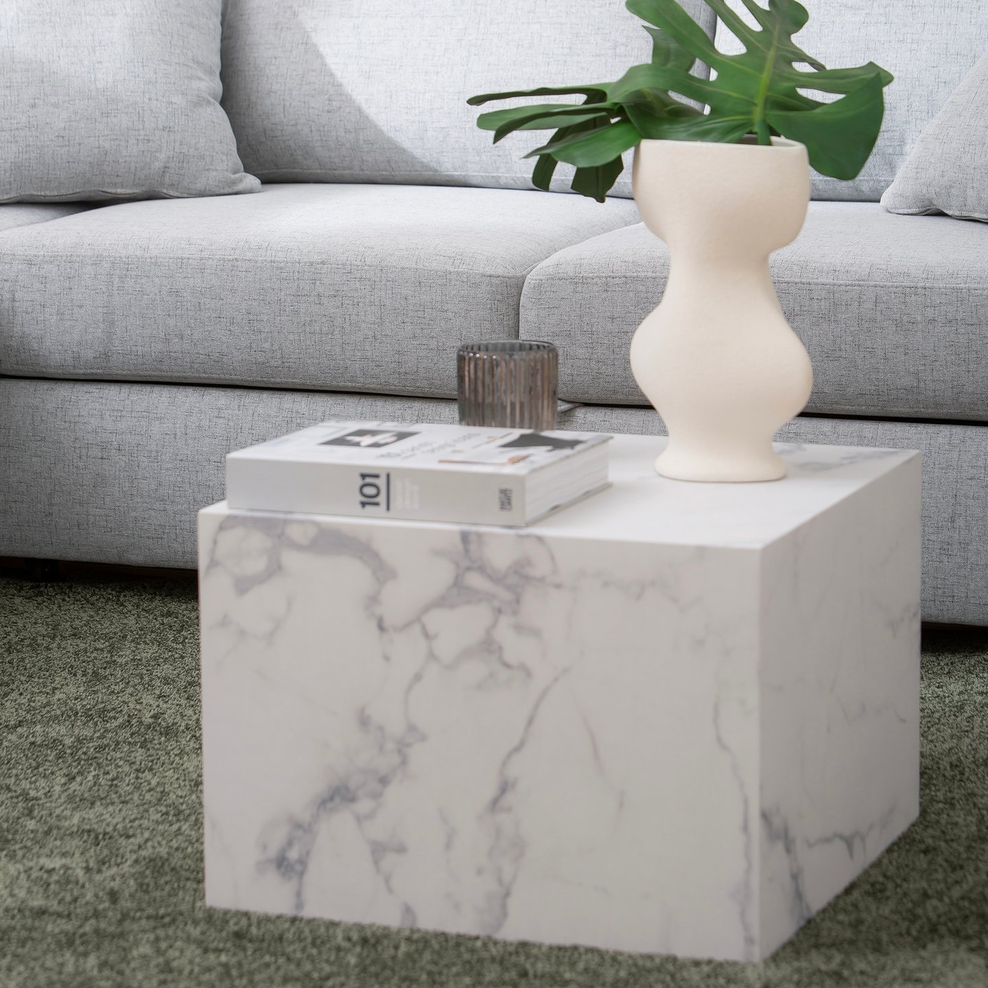 Stone sohvapöytä 80x60x40 cm: Tyylikäs vaaleanharmaa avokulmasohva vuoteella, täydellinen olohuoneen säilytyskaluste. Innovatiivinen muotoilu yhdistää mukavuuden ja toimivuuden, sopii erinomaisesti moderniin sisustukseen.