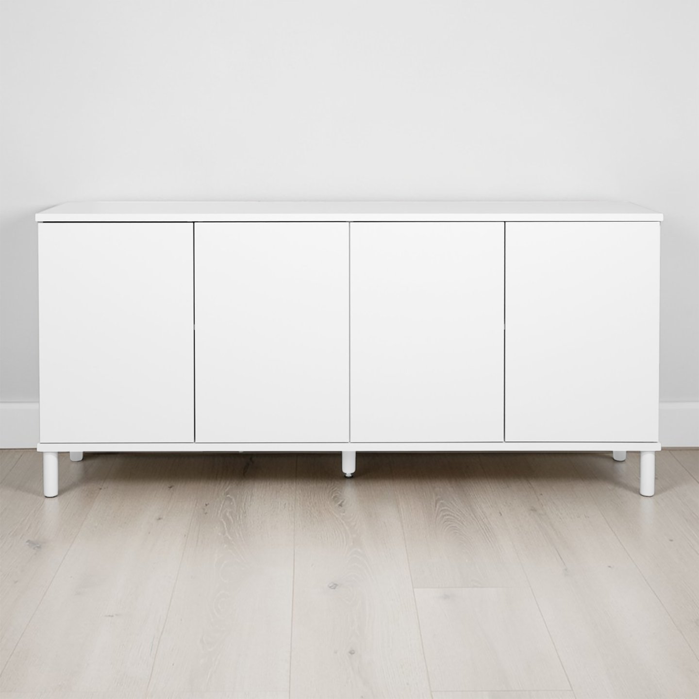 Sata leveä senkki nro 84. 183cm 4 ovea valkoinen, pyöreä jalka