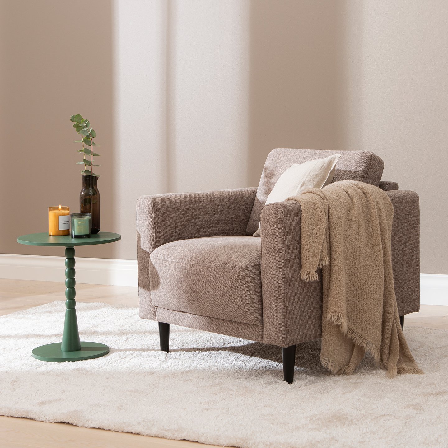 Portland Nojatuoli, beige: Tyylikäs beige nojatuoli, joka tuo mukavuutta ja eleganssia olohuoneeseen. Erinomainen valinta rentoutumiseen tai sisustuksen viimeistelyyn.