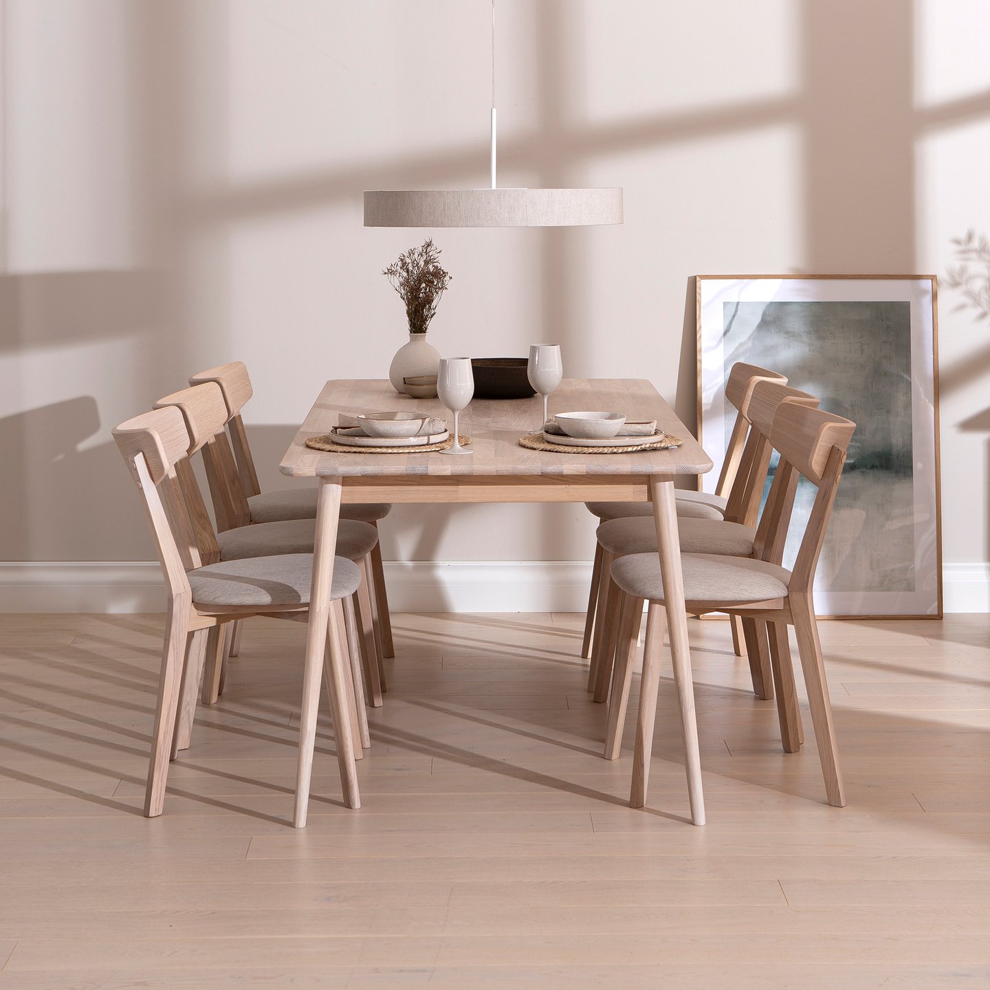 Ekholm & Ekholmen ruokailuryhmä 180x90 kuudelle: Tyylikäs ruokapöytä kuudelle Nordic-tammesta, mitat 180x90 cm. Yhdistettynä mukaviin Inari 22 -tuoleihin, täydellinen ruokailutilaan.