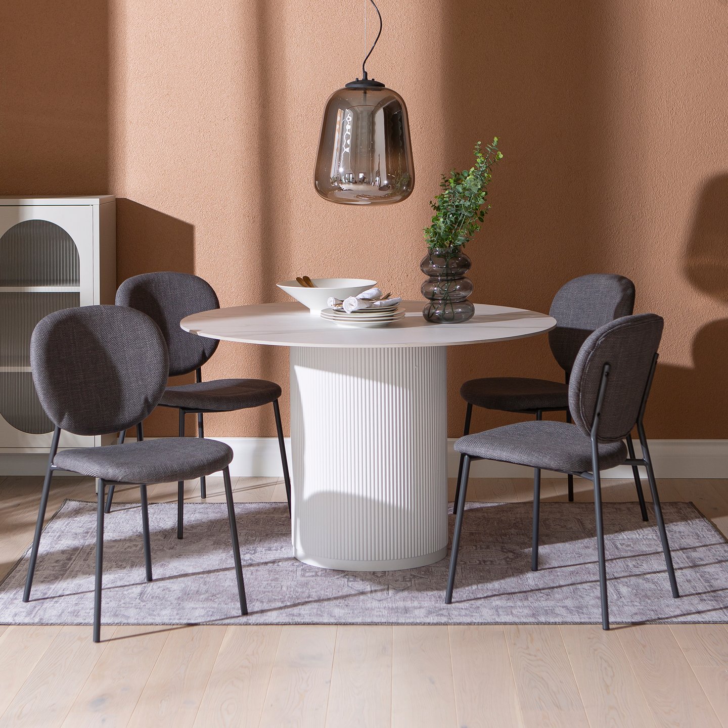 Kalida & Saga ruokailuryhmä 120cm neljälle: Tyylikäs pyöreä ruokapöytä, valkoinen marmoripinta ja 120 cm halkaisija. Sopii täydellisesti neljän hengen ruokailuryhmään. Moderni ja elegantti valinta ruokailutilaan.