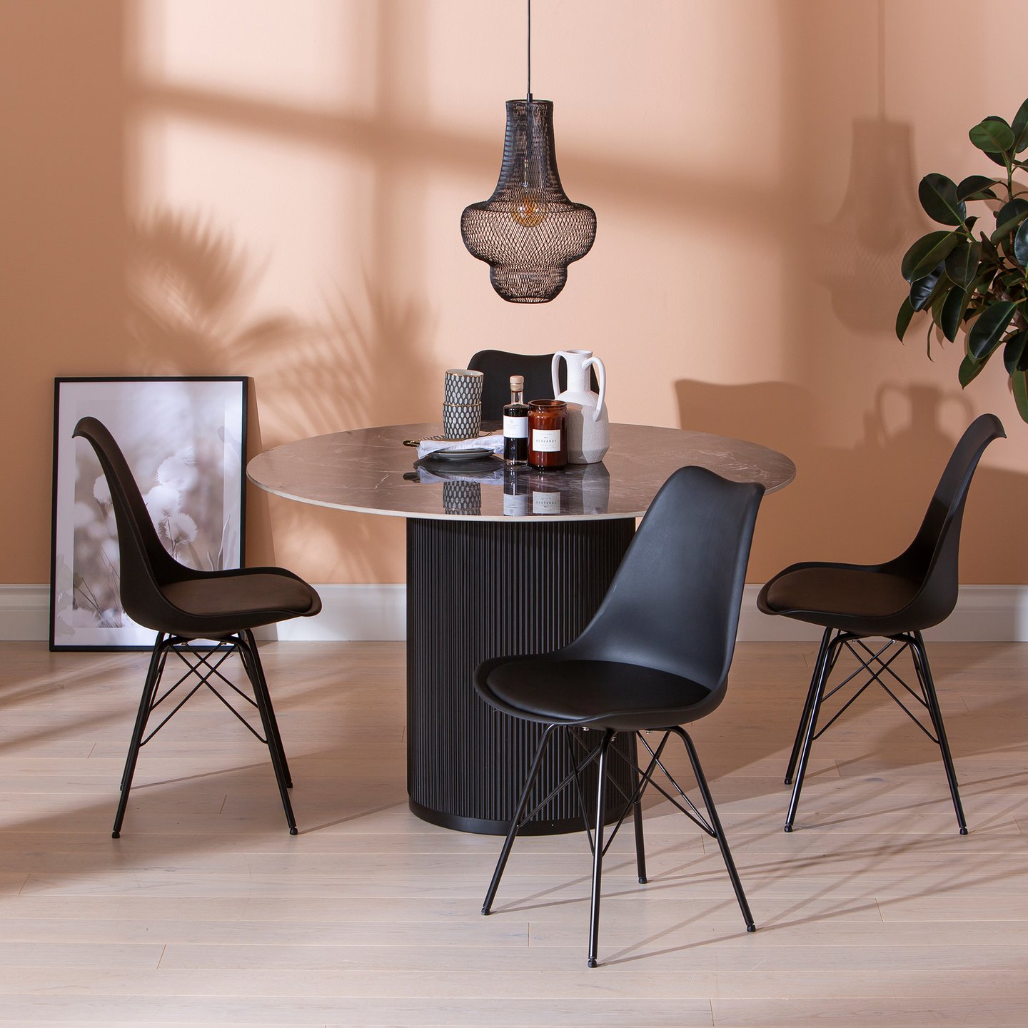 Kalida & Concept Black ruokailuryhmä 120cm neljälle: Tyylikäs pyöreä ruokapöytä mustasta marmorista, halkaisija 120 cm. Sopii täydellisesti ruokailutilaan neljälle. Yhdistä mustiin tuoleihin moderniin ilmeeseen.