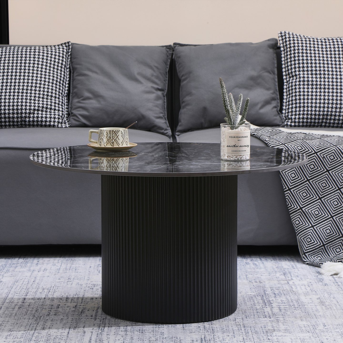 Kalida sohvapöytä pyöreä 80 cm musta: Tyylikäs musta pyöreä sohvapöytä, 80 cm, täydellinen olohuoneen keskipisteeksi. Innovatiivinen säilytysratkaisu moderniin sisustukseen.