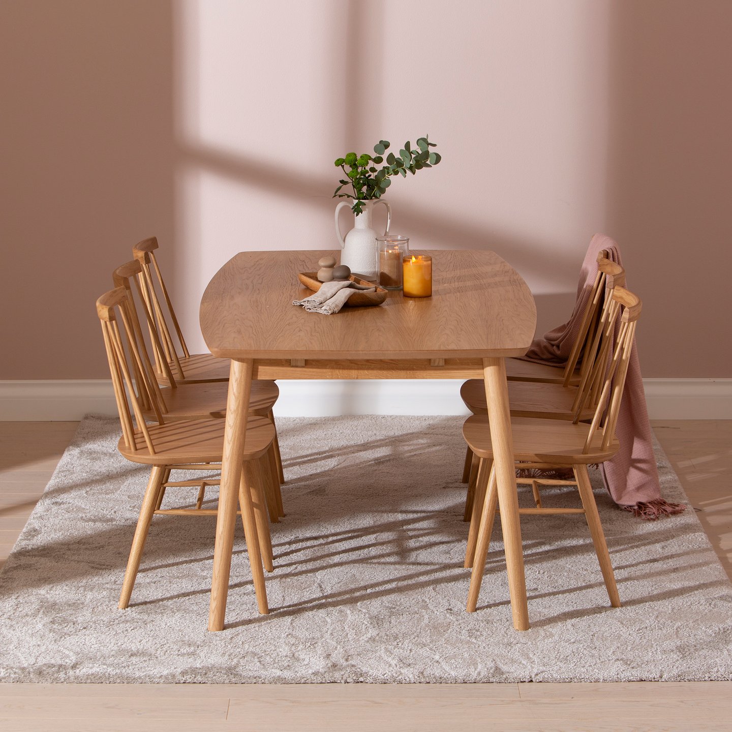 Reino ruokailuryhmä 170x95 kuudelle, lakattu tammi: Tyylikäs ruokailuryhmä kuudelle, lakattu tammi. Sopii täydellisesti moderneihin ruokailutiloihin, tarjoaa mukavuutta ja eleganssia.