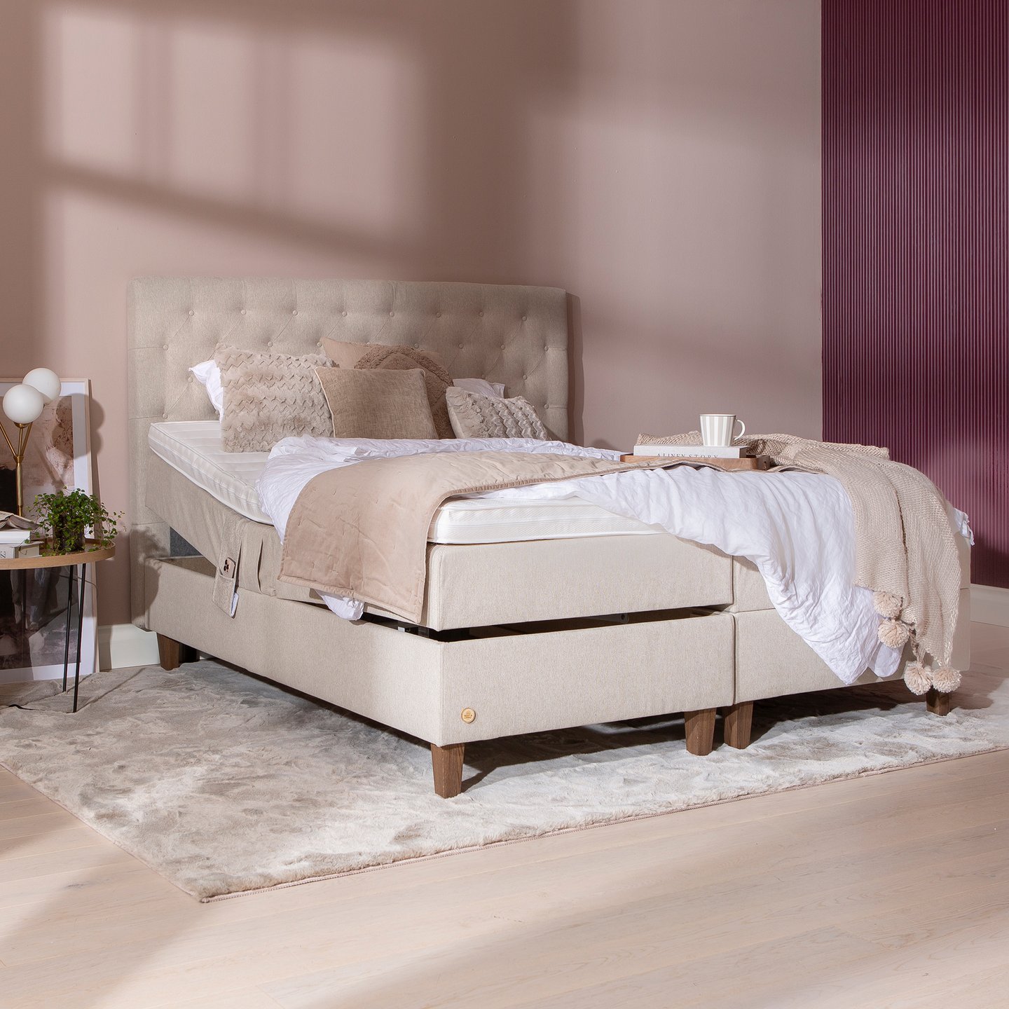 Moon Lux moottorijenkkisänky 160x200 beige, petauspatjalla, päädyllä ja kännykkätaskuilla: Moottorisänky 160 cm, Beige, säädettävä pääty ja jalkopää, mukautuva patja. Täydellinen makuuhuoneeseen, ergonominen nukkumistuki.