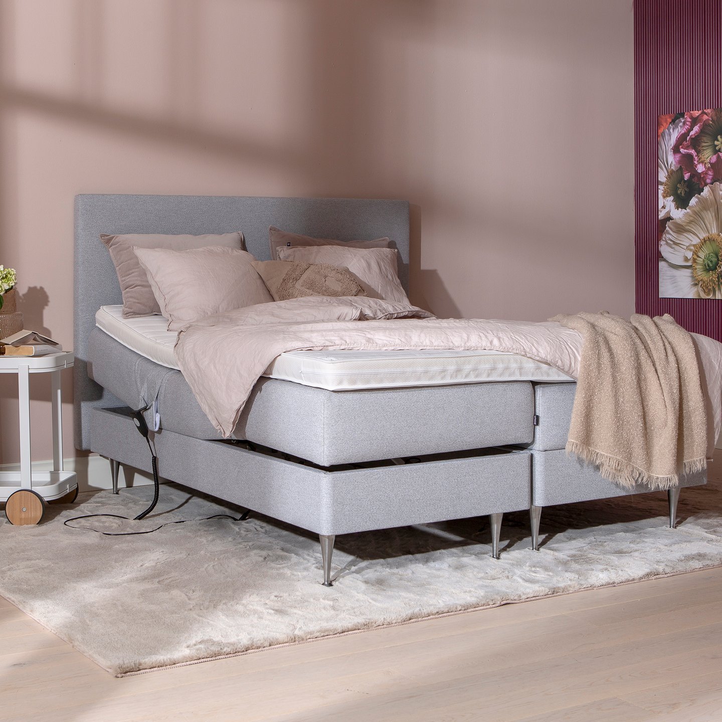 Sense Premium moottorijenkkisänky 160x200 vaaleanharmaa, petauspatjalla ja päädyllä: Moottorisänky 160 cm leveä, vaaleanharmaa. Mukautuva mukavuus, ergonominen tuki. Täydellinen makuuhuoneeseen rentoutumiseen ja unta parantamaan.