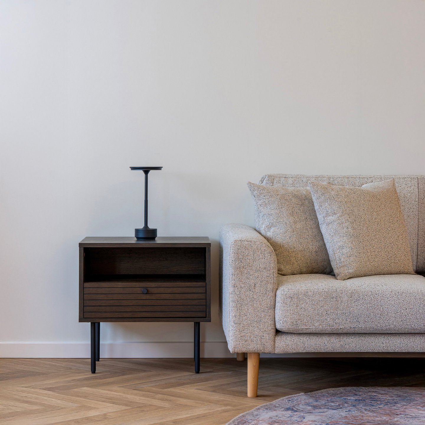 House Nordic Kyoto sivupöytä 50x40x50, smoked tammiviilu / mustat jalat