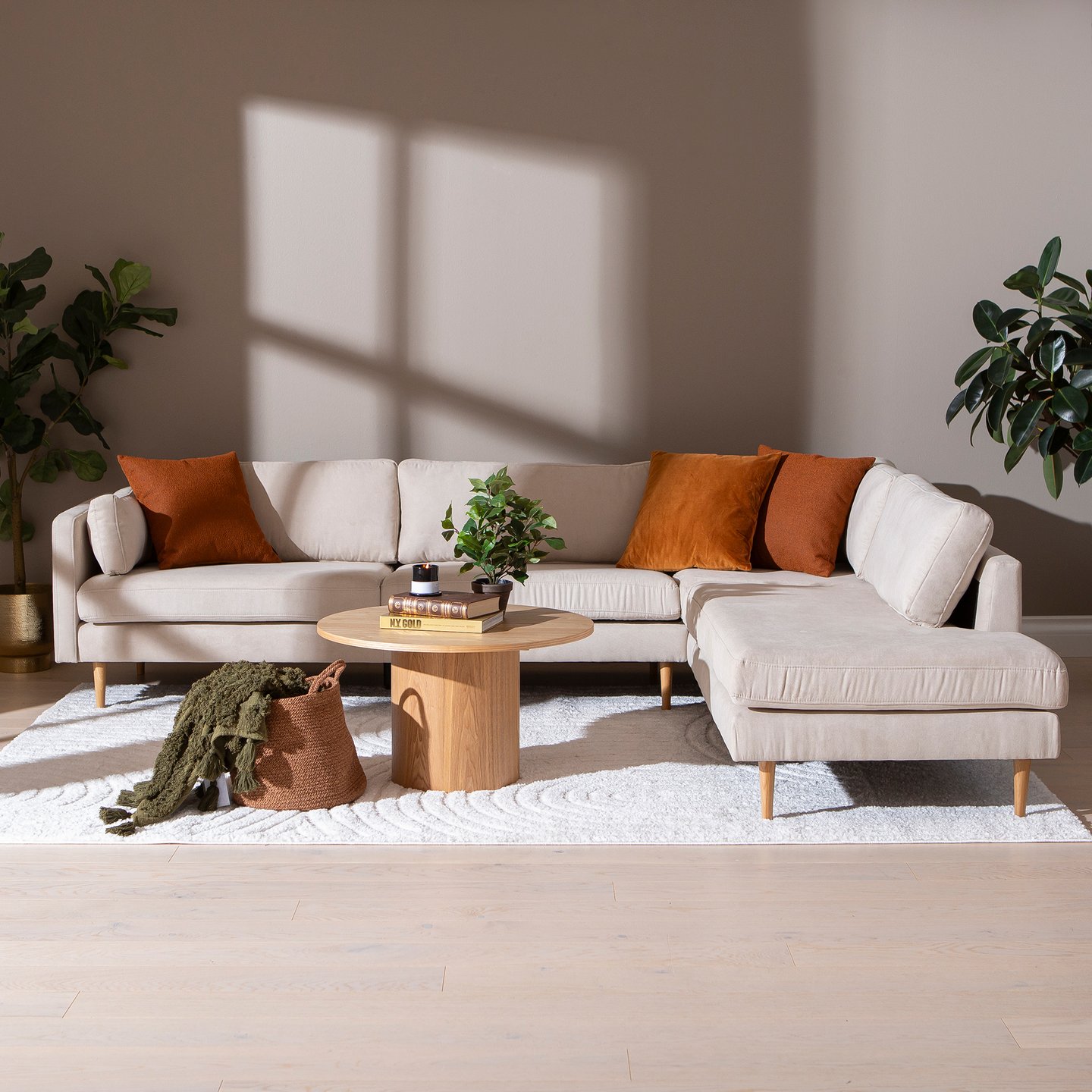 Copenhagen Nordic avokulmasohva (oikea), Soro 21 beige / tammijalat: Tyylikäs kulmasohva Soro, beige väri, tammijalat. Sopii täydellisesti olohuoneeseen moderniin sisustukseen. Mukavuus ja estetiikka yhdistyvät.