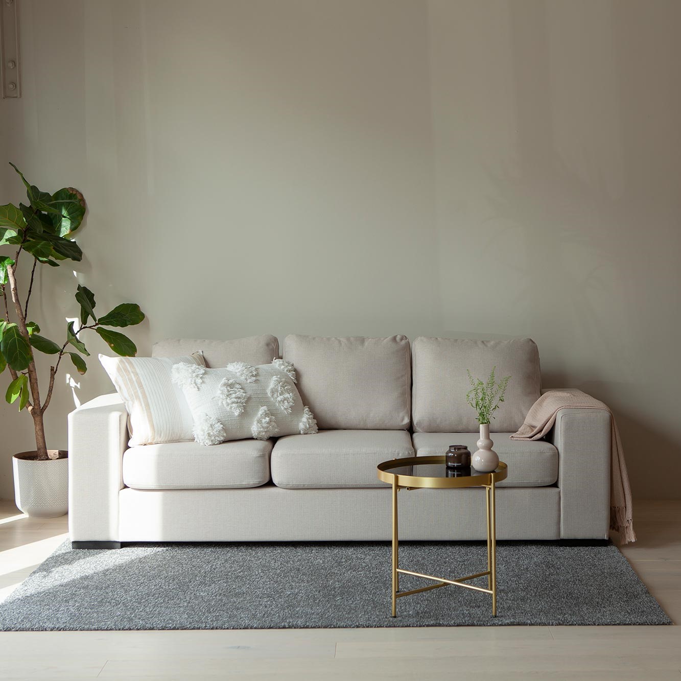 Nevada 3-istuttava sohva beige: Nevada 3-istuttava kangassohva yhdistää tyylin ja mukavuuden. Sopii täydellisesti olohuoneeseen, muokattava design tarjoaa joustavuutta.