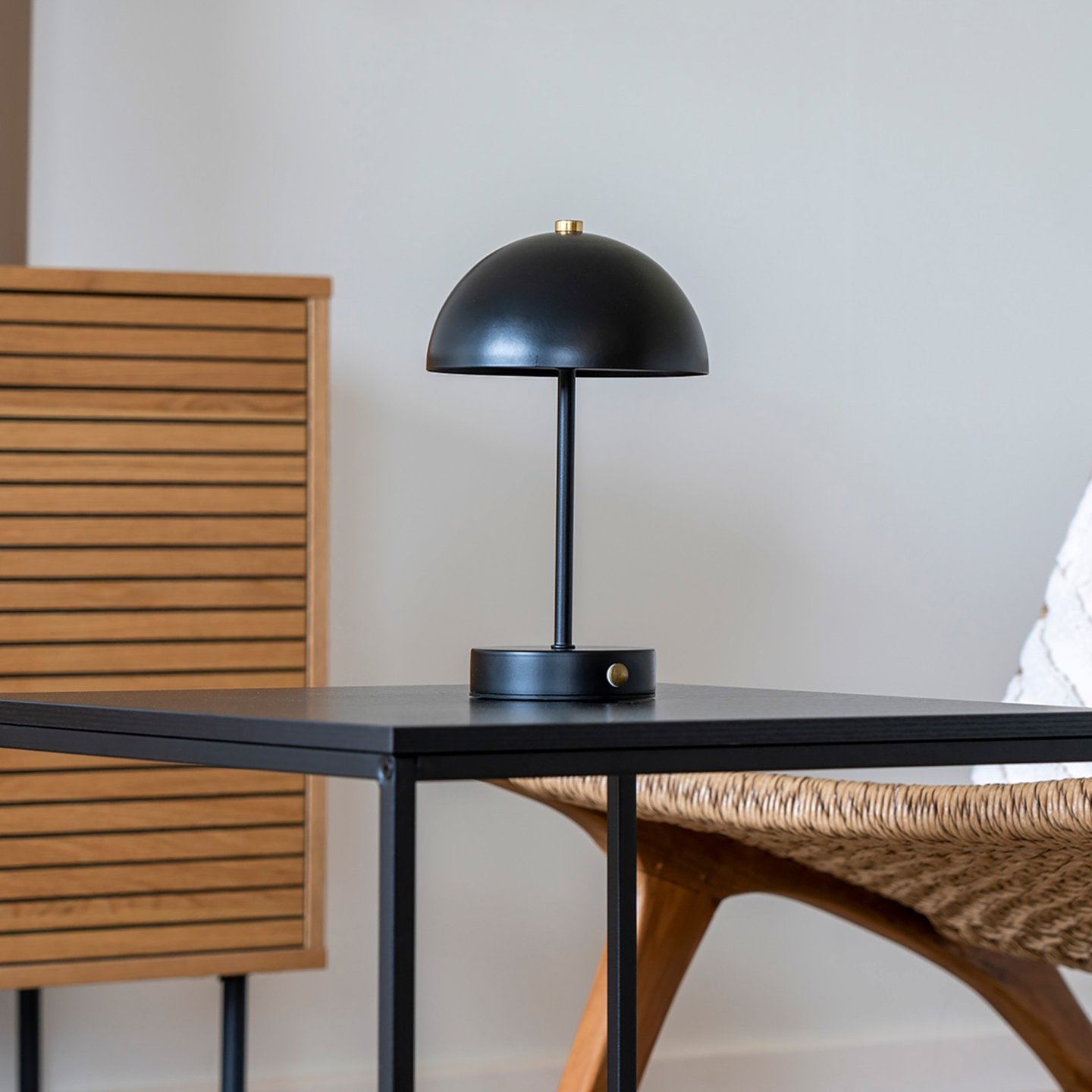House Nordic Holt LED-pöytävalaisin ladattava, musta/messinki