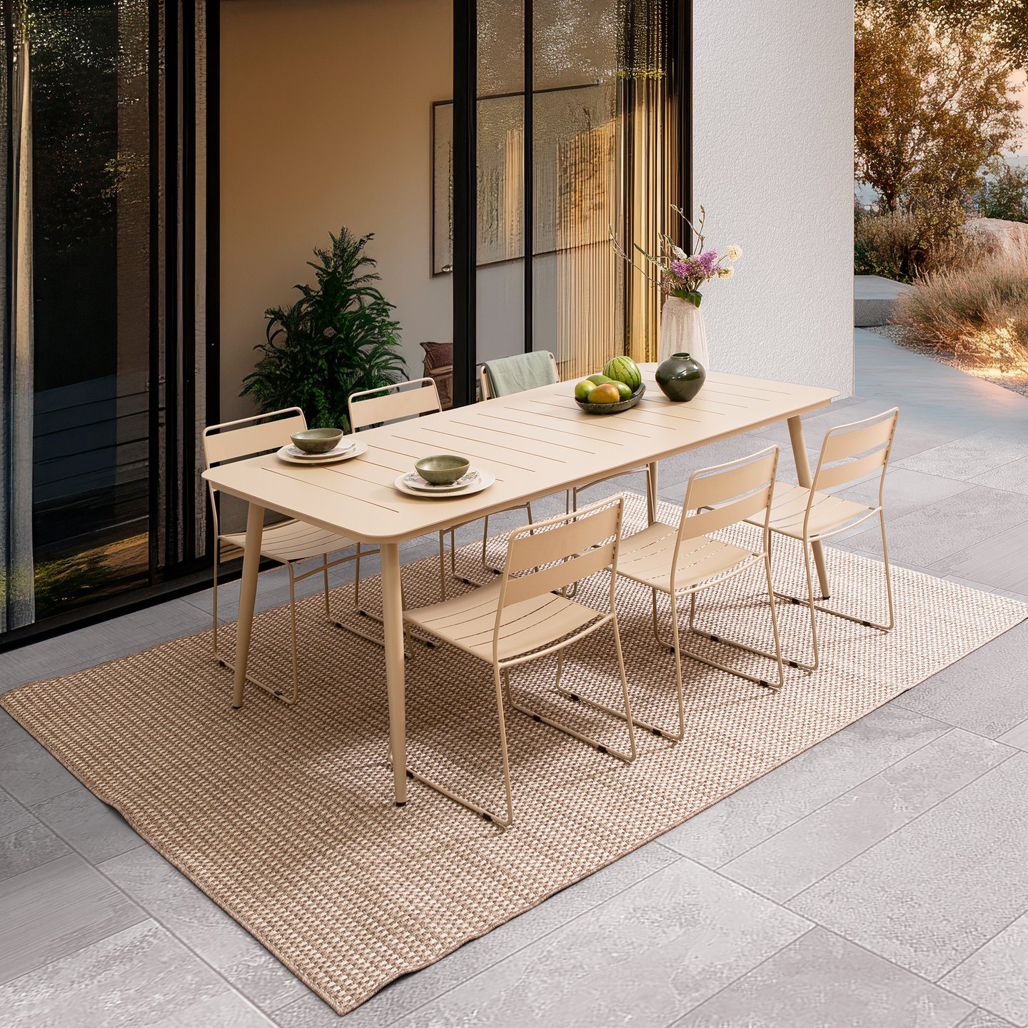 Lina ruokailuryhmä 200x90 kuudelle: Tyylikäs ulkoruokailuryhmä, vaalea taupe väri. Kestävä pöytä (200x90 cm) ja kuusi tuolia täydelliseen kesäillan ruokailuun. Sopii terassille tai puutarhaan.