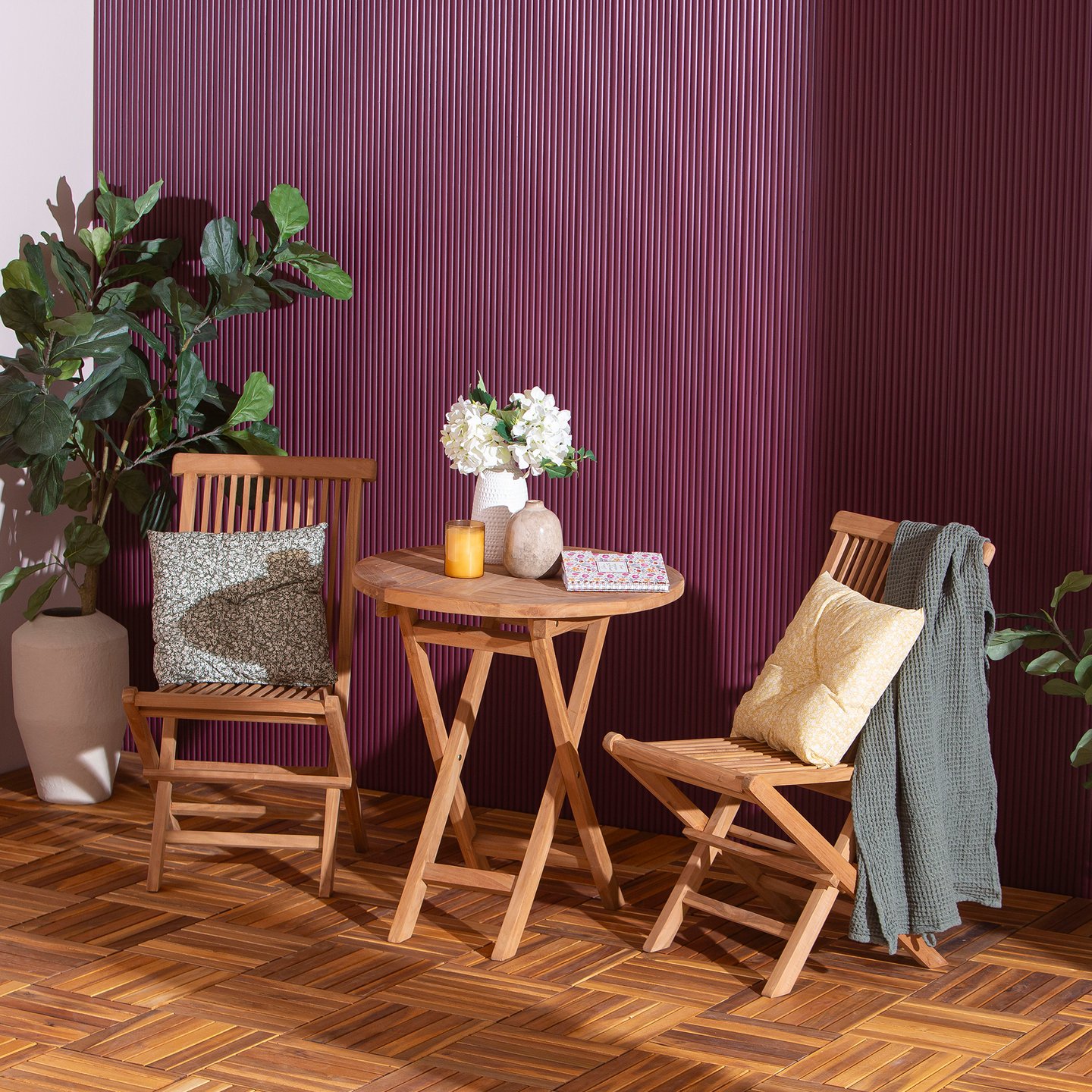 Malibu parvekeryhmä (1+2): Tyylikäs pyöreä Malibu-pöytä (70 cm) ja taittuvat teak-tuolit, täydellinen ruokailuryhmä parvekkeelle tai terassille. Kätevä, tilaa säästävä ratkaisu ulkoilmaelämään.