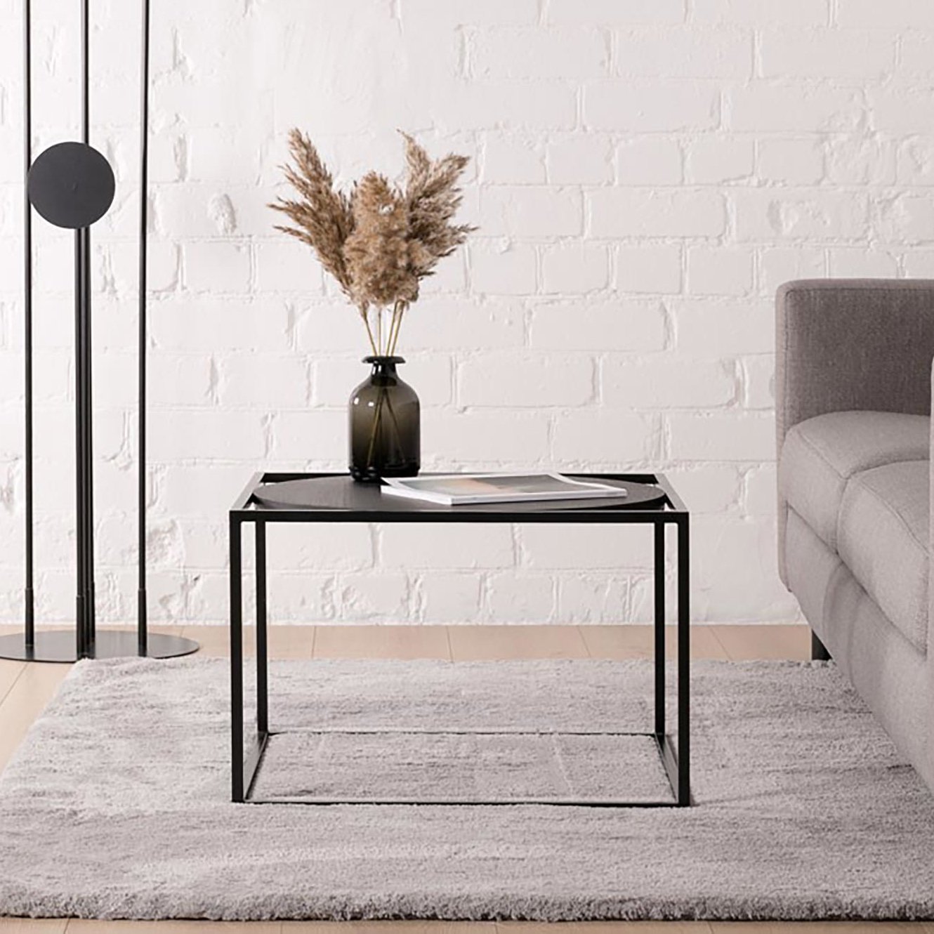 Forest sohvapöytä 60x60, musta: Tyylikäs musta sohvapöytä, joka yhdistää modernin muotoilun ja käytännöllisen säilytyksen. Täydellinen olohuoneen keskipisteeksi.