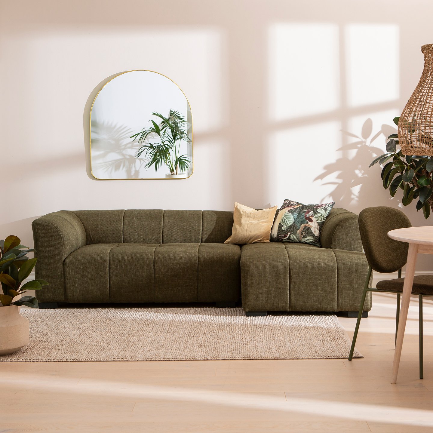 Janice 3-ist. divaanisohva (oikea) vihreä: Tyylikäs vihreä divaanisohva, joka sopii täydellisesti olohuoneeseen. Mukautuva malli, joka tarjoaa mukavuutta ja modernia designia.