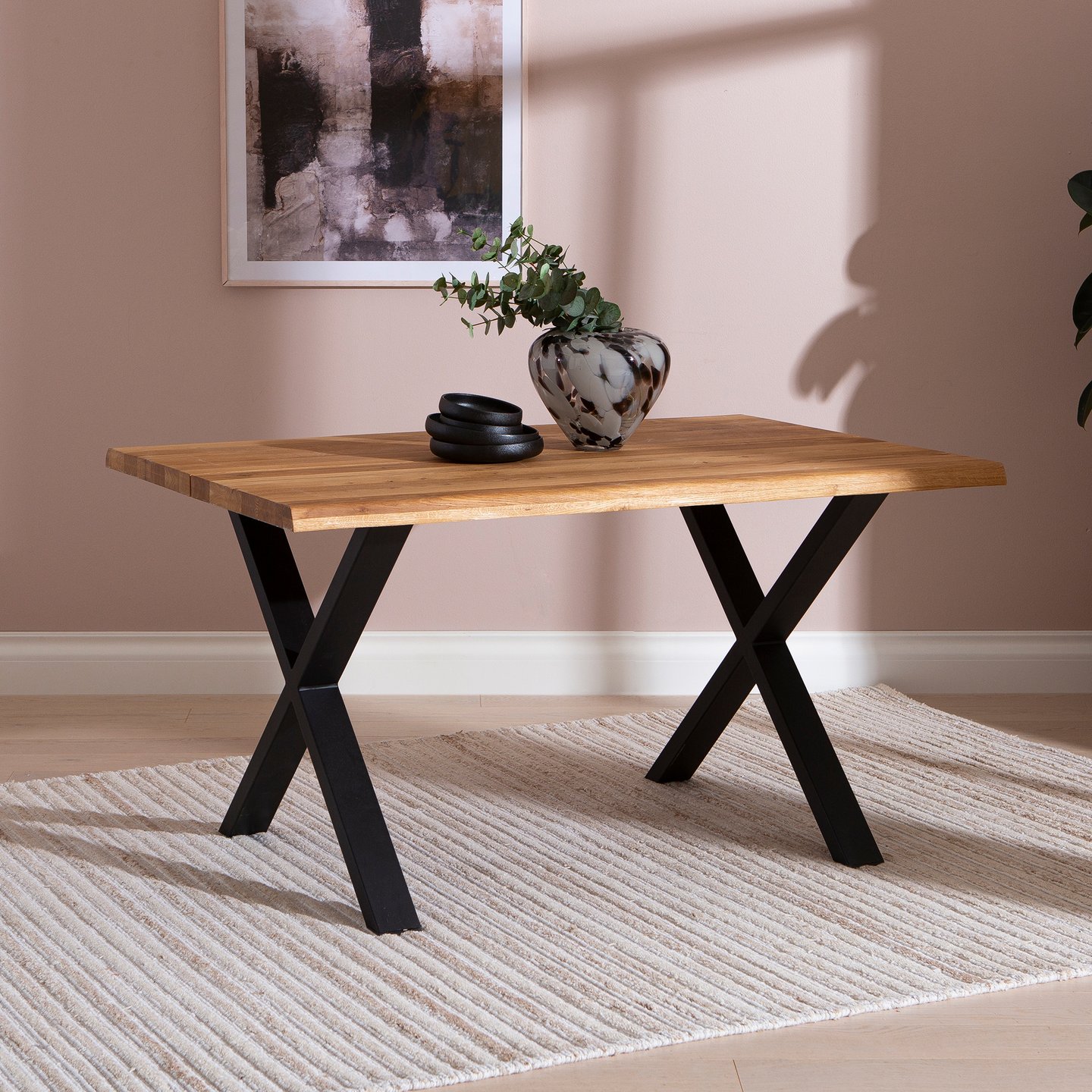 Estelle lankkupöytä 140x95 öljytty tammi, X-jalalla: Tyylikäs ruokapöytä neljälle, öljytty tammi ja luonnollinen reuna, täydellinen ruokailutilaan tai keittiöön. Kestävä ja kaunis valinta!