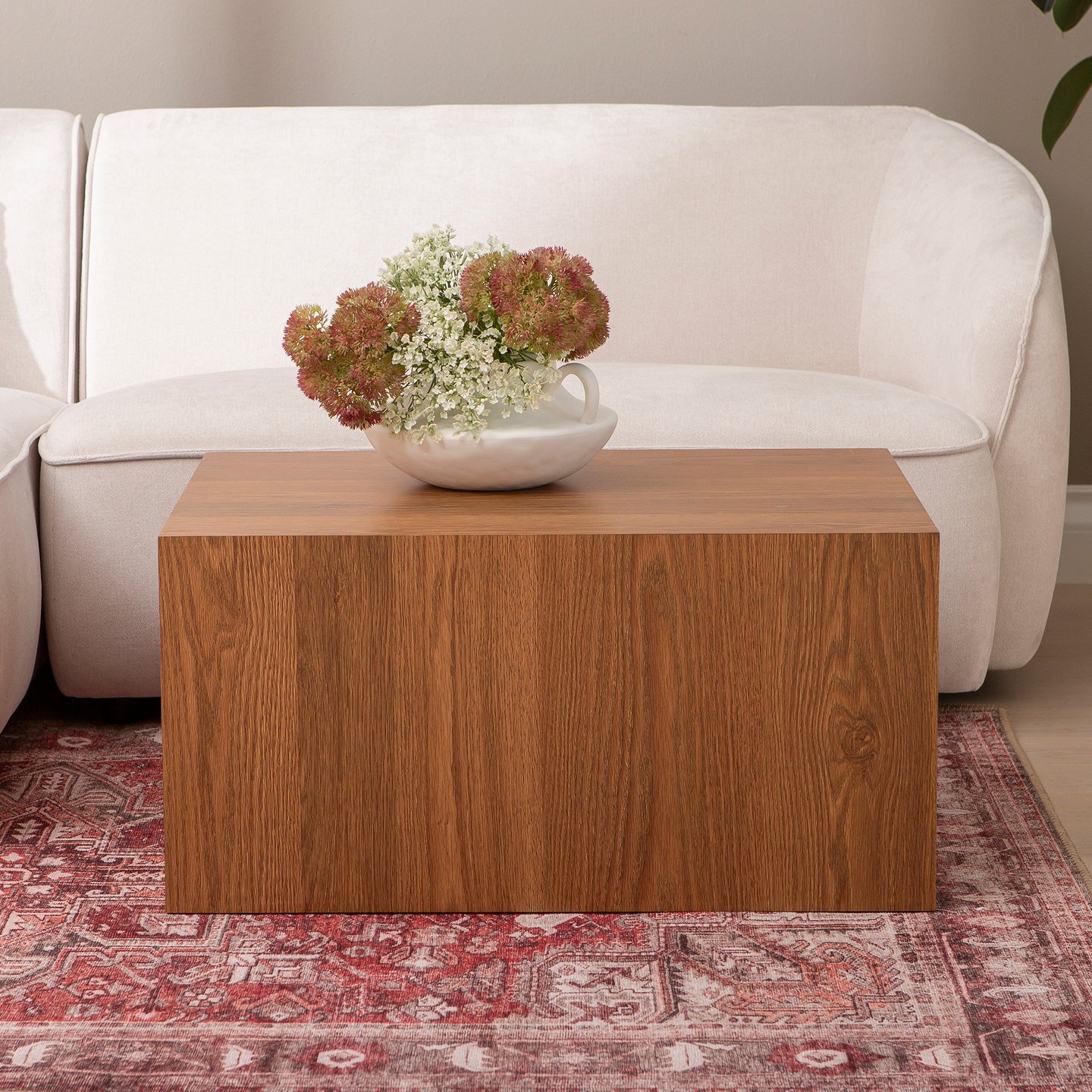 Reef sohvapöytä 80x60 american walnut: Tyylikäs Reef-sohvapöytä, jossa amerikkalainen pähkinäviilu. Sopii täydellisesti olohuoneen säilytysalustaksi ja sisustuselementiksi.