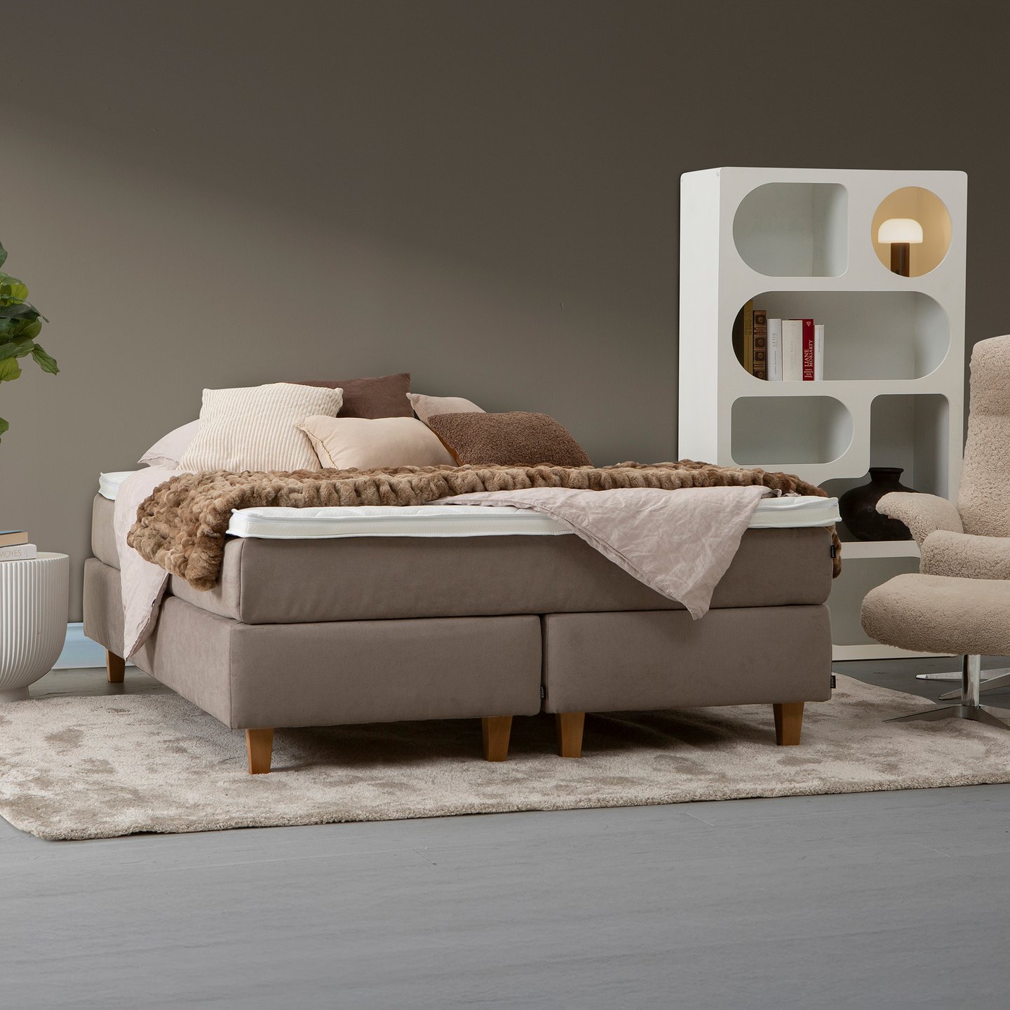 Niitty & Stiina jenkkisänky 160x200 beige + petauspatja: Mukava 160 cm leveä jenkkisänky, beige, täydellinen makuuhuoneeseen. Tarjoaa erinomaisen tuen ja mukautuvan patjan, joka takaa hyvän unen.