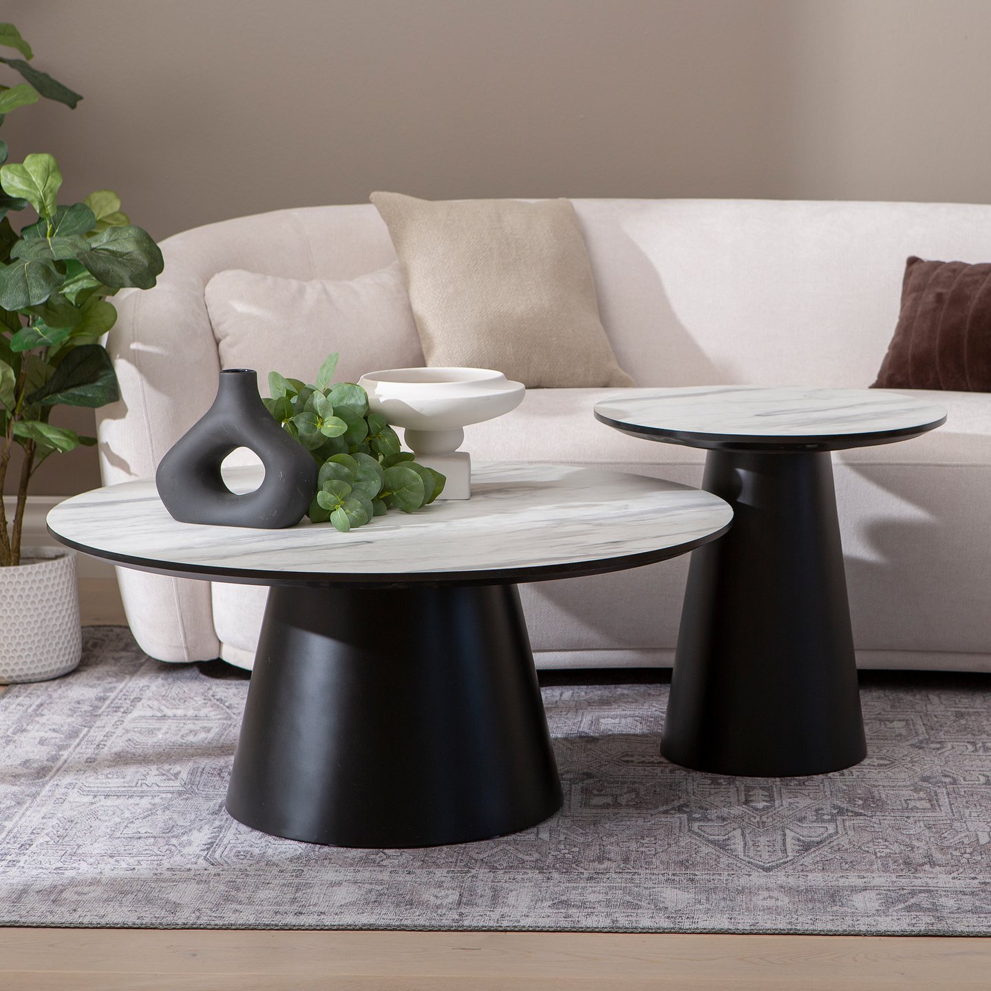 Sophie sarjapöytä pyöreät 90cm ja 50cm, harmaa/musta: Tyylikäs sohvapöytä, joka yhdistää säilytyksen ja sisustuksen. Sopii täydellisesti olohuoneeseen moderniksi säilytyskalusteeksi.