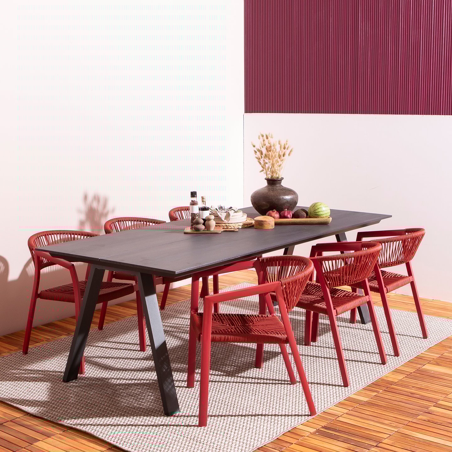 Messina & Elegance ruokailuryhmä 220x100 kuudelle: Tyylikäs ulkoruokailuryhmä, musta pöytä ja kuusi punaisia pinottavia tuoleja. Ihanteellinen terassille tai puutarhaan. Kestävä ja moderni design.