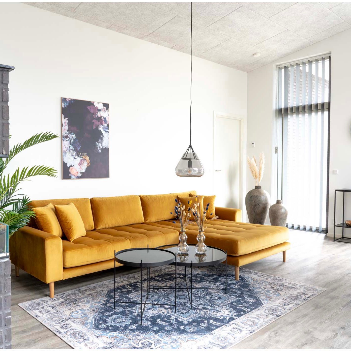 House Nordic Lido divaanisohva oikea, keltainen: Tyylikäs keltainen divaanisohva, joka tuo väriä olohuoneeseen. Mukava istua ja rentoutua, täydellinen lisä moderniin sisustukseen.