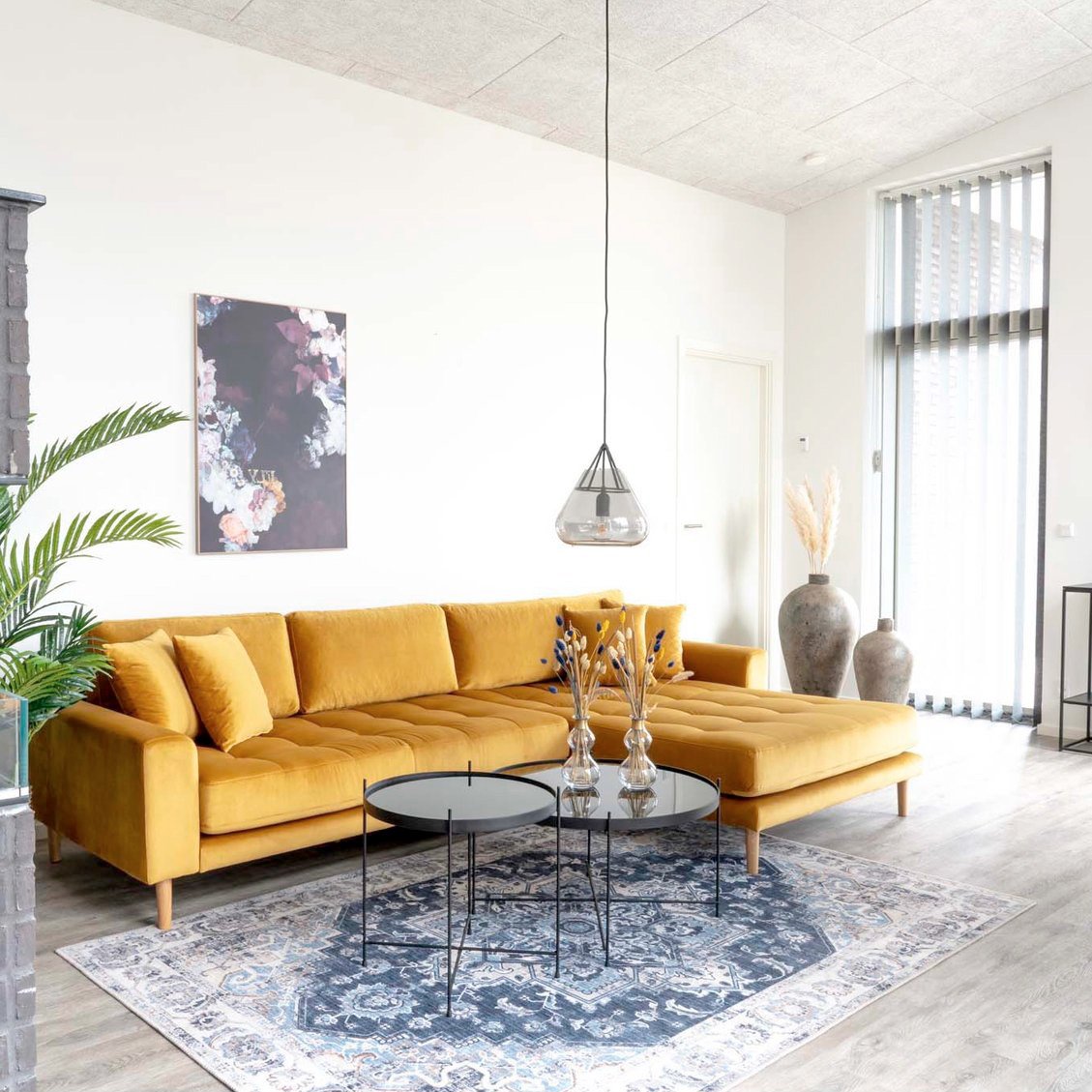 House Nordic Lido divaanisohva oikea, keltainen: Tyylikäs keltainen divaanisohva, joka tuo väriä olohuoneeseen. Mukava istua ja rentoutua, täydellinen lisä moderniin sisustukseen.