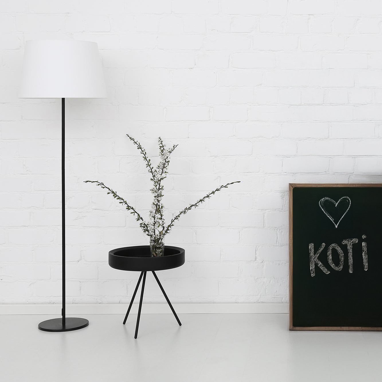 Hygge sivupöytä Ø40cm, musta: Tyylikäs musta sohvapöytä ja sivupöytäsetti, täydellinen olohuoneen ja makuuhuoneen säilytykseen. Moderni design, kompakti koko.