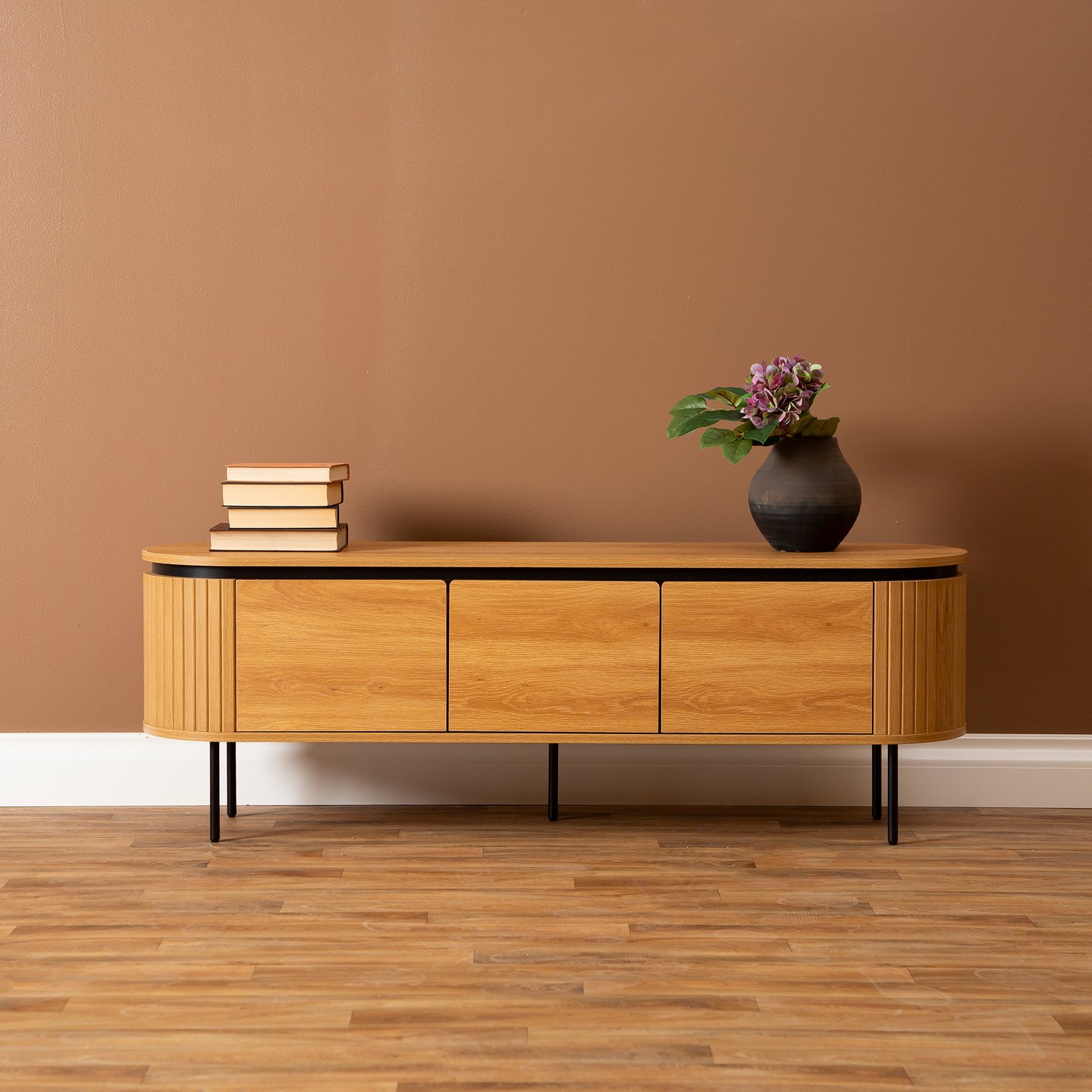 Taika tv-taso 160x40x55cm, tammen värinen melamiini / mustat jalat