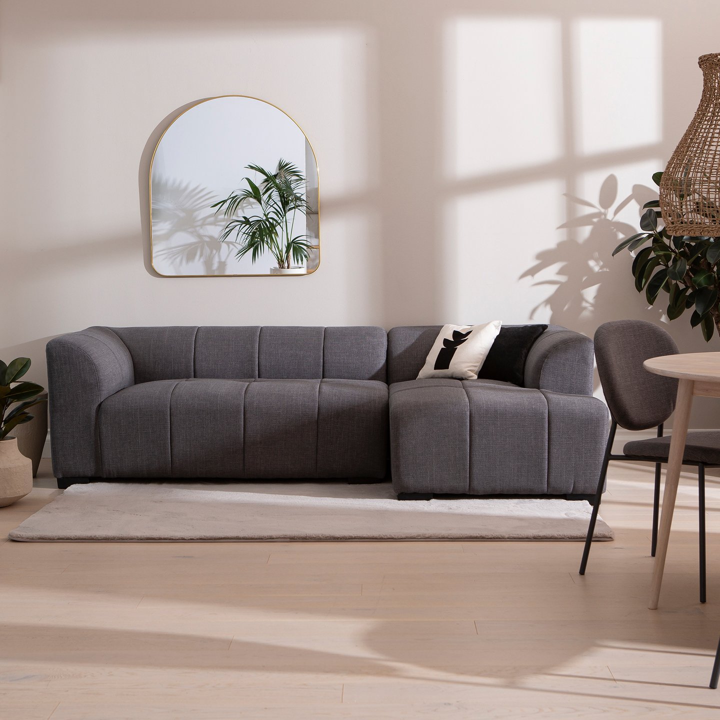 Janice 3-ist. divaanisohva (oikea) tummanharmaa: Tyylikäs tummanharmaa divaanisohva, joka tuo modernia eleganssia olohuoneeseen. Erinomainen valinta mukavaksi istumapaikaksi ja sisustuselementiksi.
