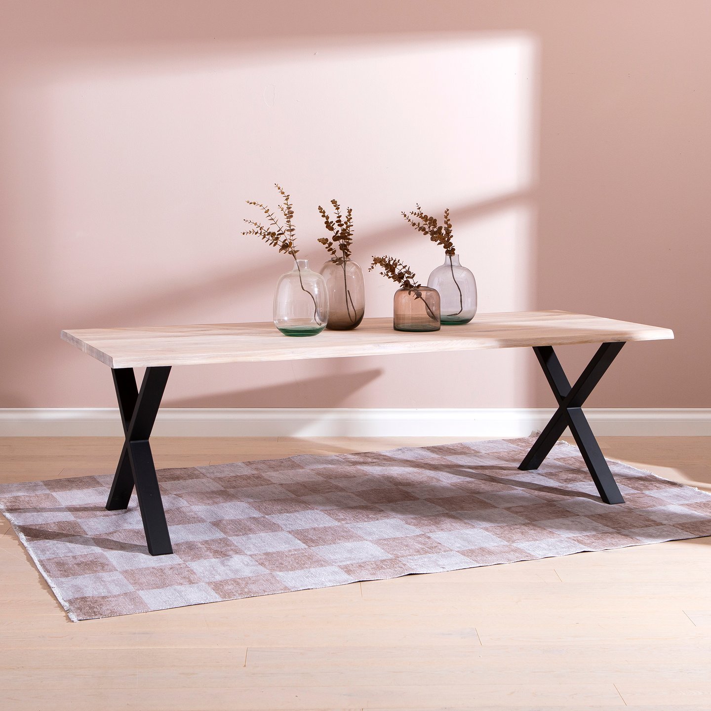 Estelle lankkupöytä 240x95 valkoöljytty tammi, X-jalalla: Tyylikäs ruokapöytä kahdeksalle, valkolakattu lankkupöytä, moderni design, täydellinen ruokailutilaan tai tilaviin ruokasaleihin.