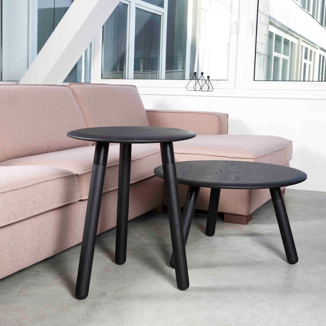 Moon sivupöytä 50x50 musta: Tyylikäs musta Moon-sivupöytä, mitat 50x50x60 cm. Sopii täydellisesti olohuoneen säilytyskalusteeksi ja sohvapöydän kaveriksi.