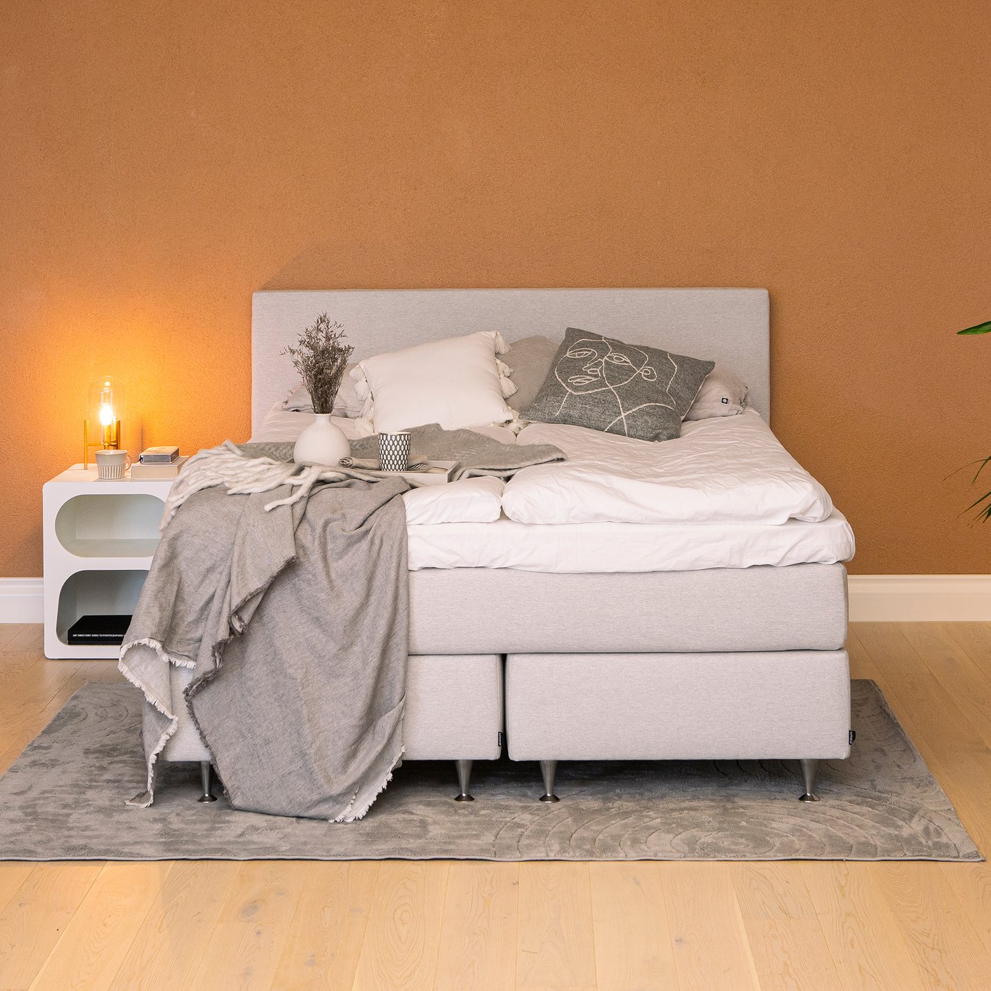 Sense jenkkisänky 160x200 cm, pocket, vaaleanharmaa (sis. Sense-petauspatja): Mukava ja moderni 160 cm leveä jenkkisänky, jossa pocket-jousitus takaa erinomaisen nukkumismukavuuden. Sopii tyylikkääseen makuuhuoneeseen.