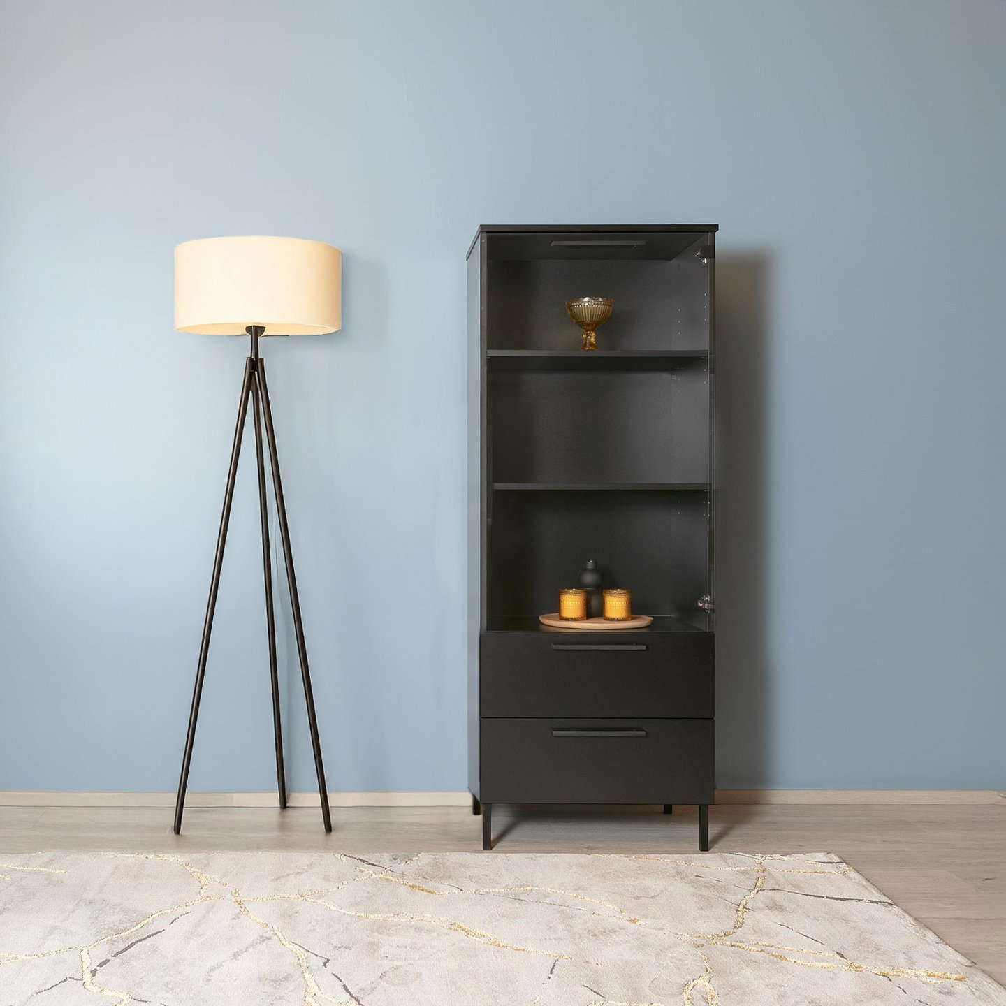 Nauvo vitriini 160x60, musta: Tyylikäs musta vitriini olohuoneeseen, täydellinen säilytysratkaisu esineille. Sopii moderniin sisustukseen ja lisää tilan eleganssia.