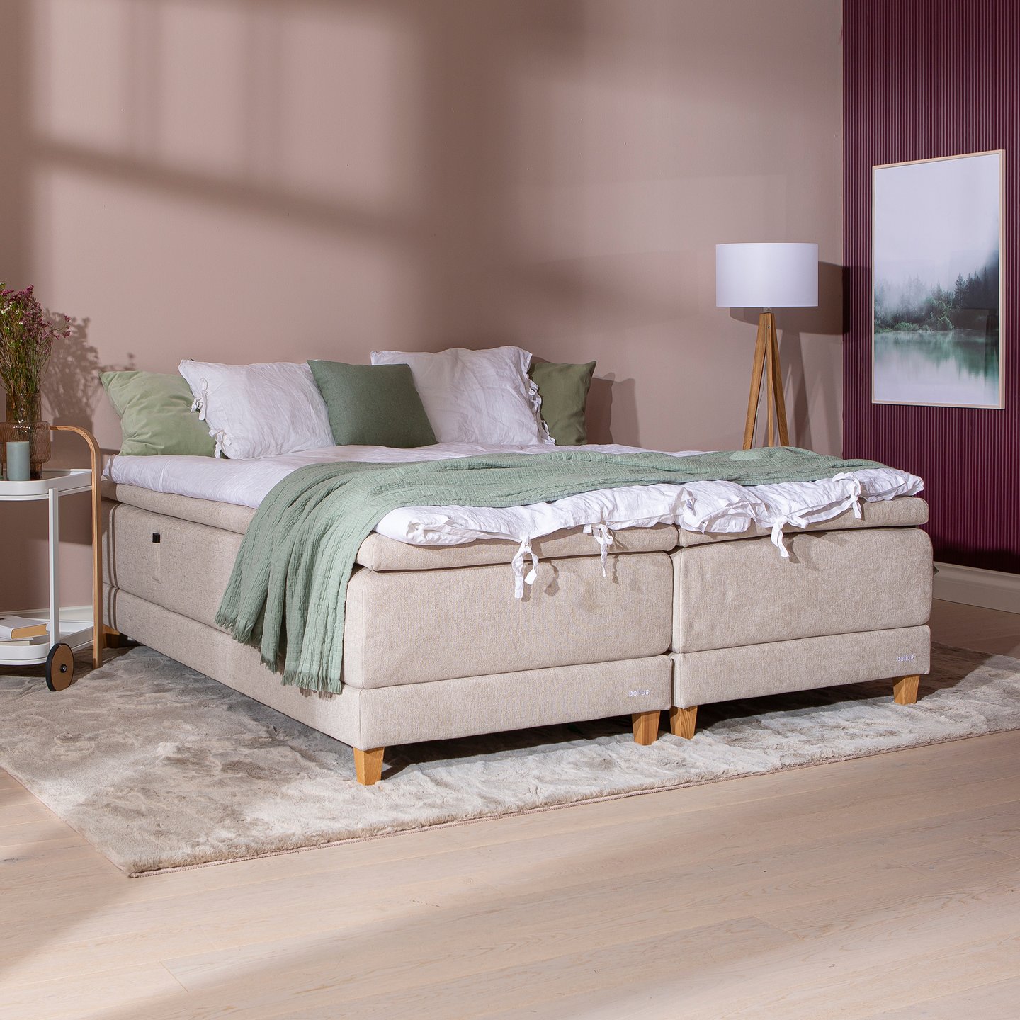 Dream moottorisänky 180x210 cm (sis. petauspatja): Moottorisänky 180 cm leveä, beige, tammi jaloilla. Mukautuva nukkumistila makuuhuoneeseen, tarjoaa optimaalista mukavuutta ja tyyliä.