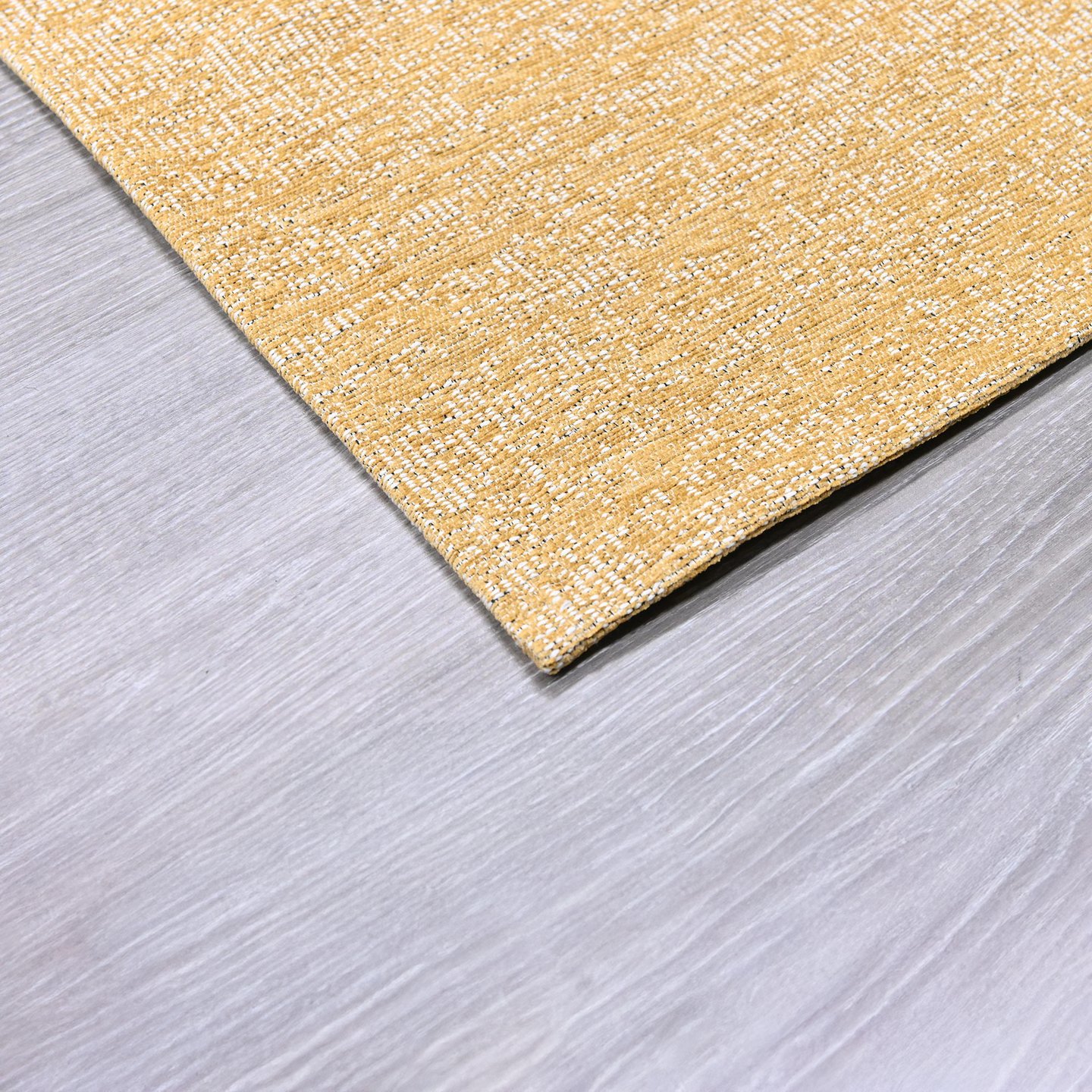 Solo matto 200x290 cm: Suloisen pehmeä plyysimatto, jonka viskoosipinnoite tuo lämpöä ja eleganssia. Sopii täydellisesti olohuoneeseen tai makuuhuoneeseen. Helppo puhdistaa!